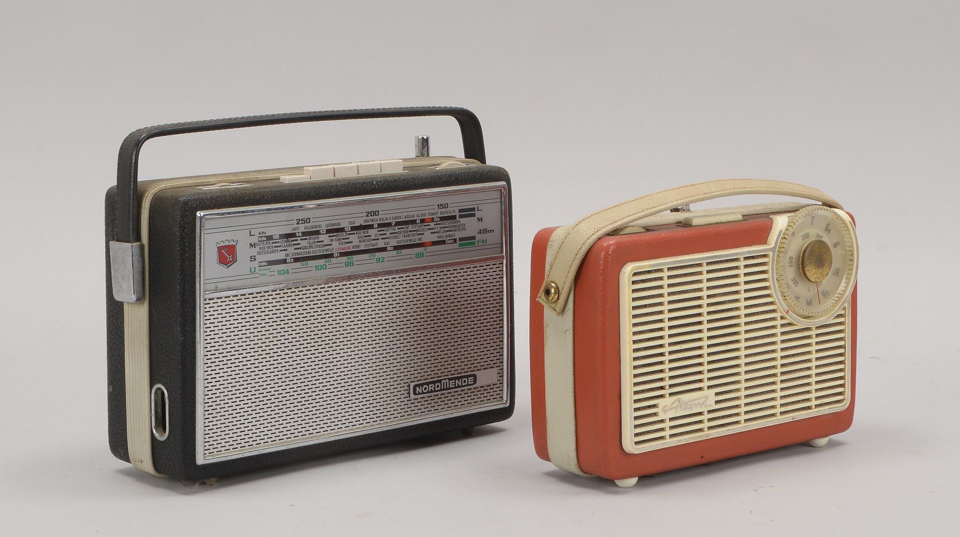 2 alte Radios: 1x Nordmende &#039;Transita Spezial&#039;, und 1x Akkord, Mittelwelle (Funktion jewei - Image 2 of 2