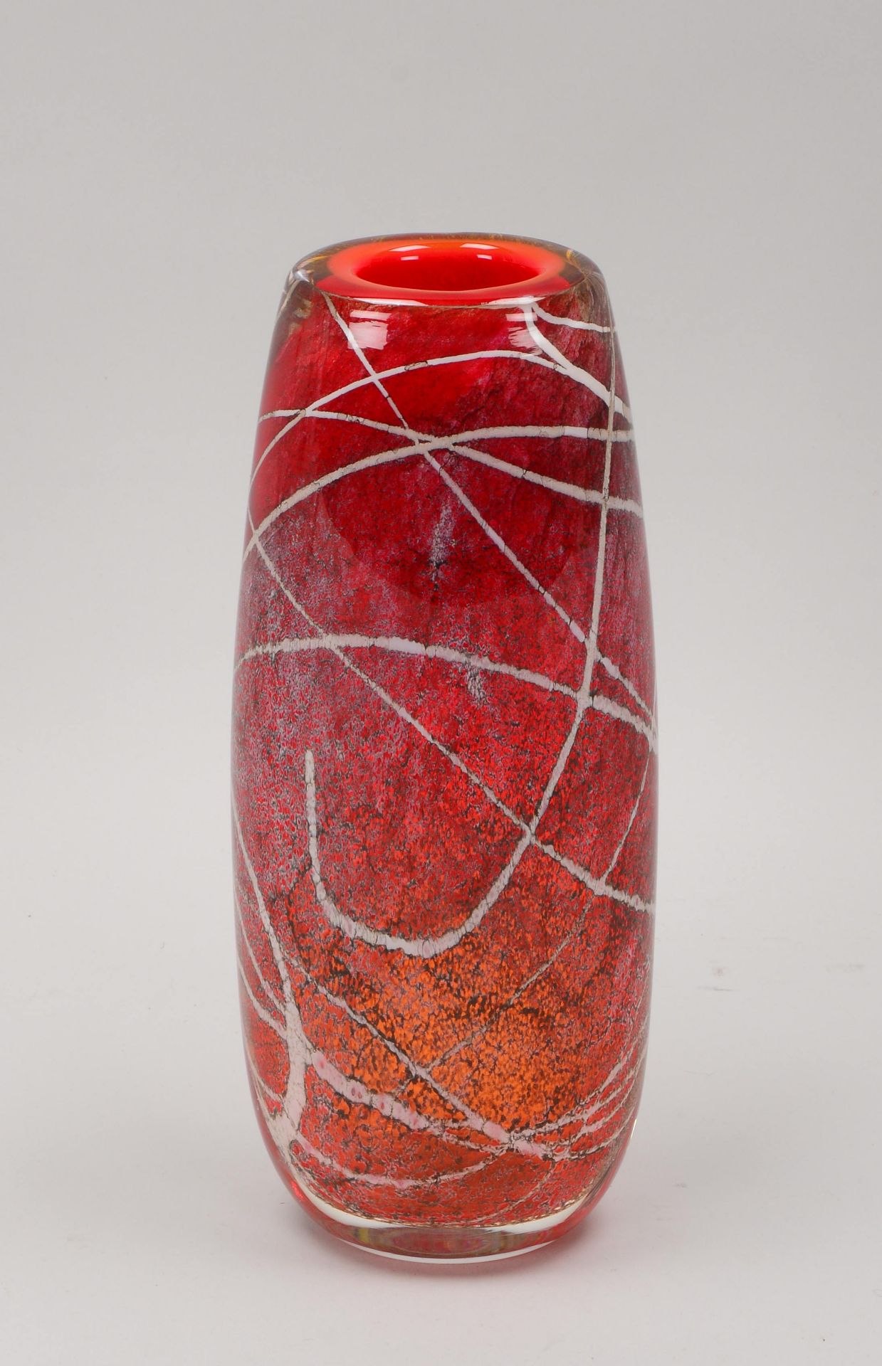 Vase (Murano), massives Glas, rot unterfangen, mit schwarz-wei&szlig;en Einschmelzungen; H&ouml;he 3 - Image 2 of 2