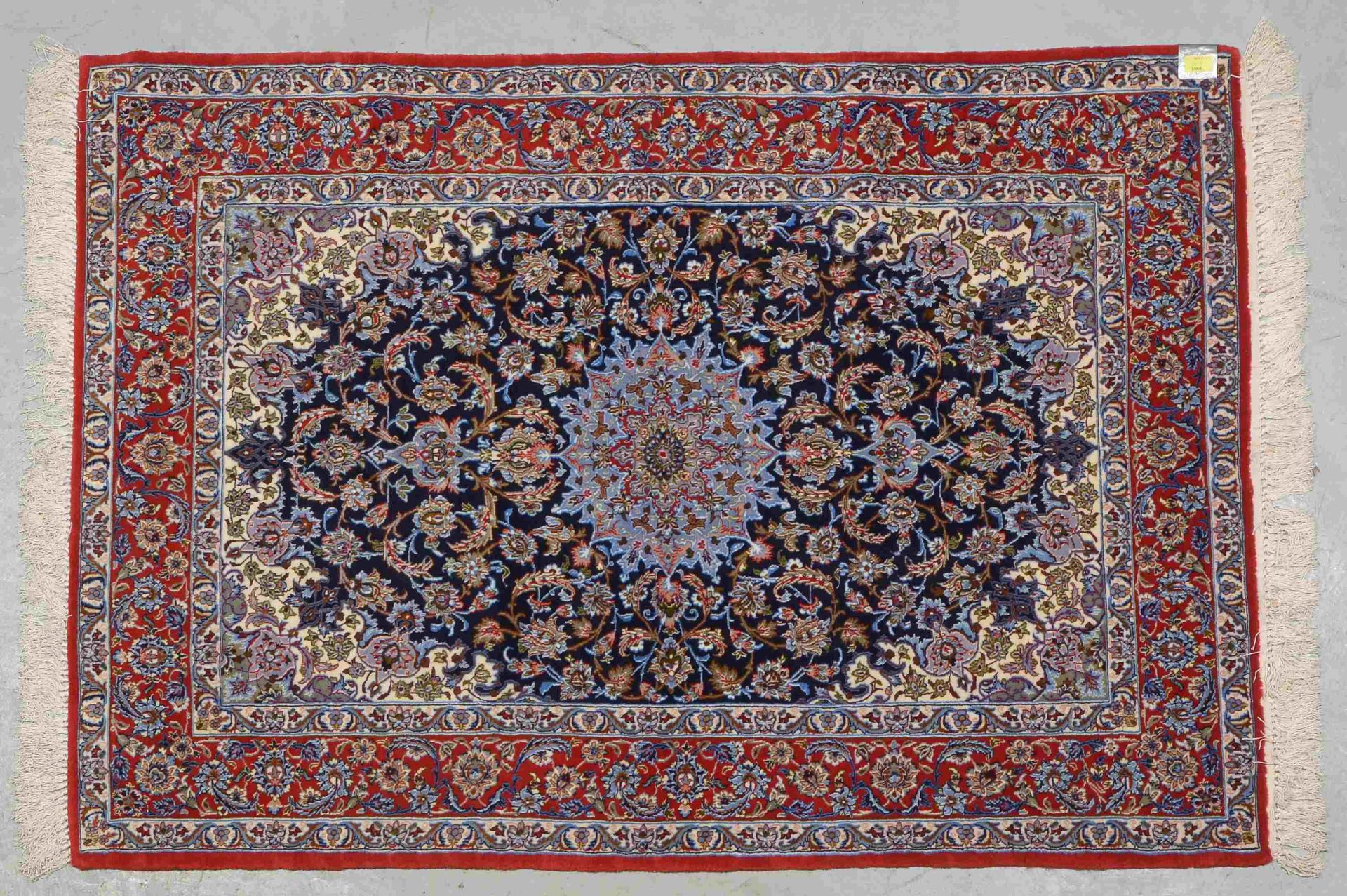 Feiner Isfahan, Wolle auf Seide, ca. 1 Mio. Knoten/qm, Flor in gutem Zustand; Maße 157 x 110 cm