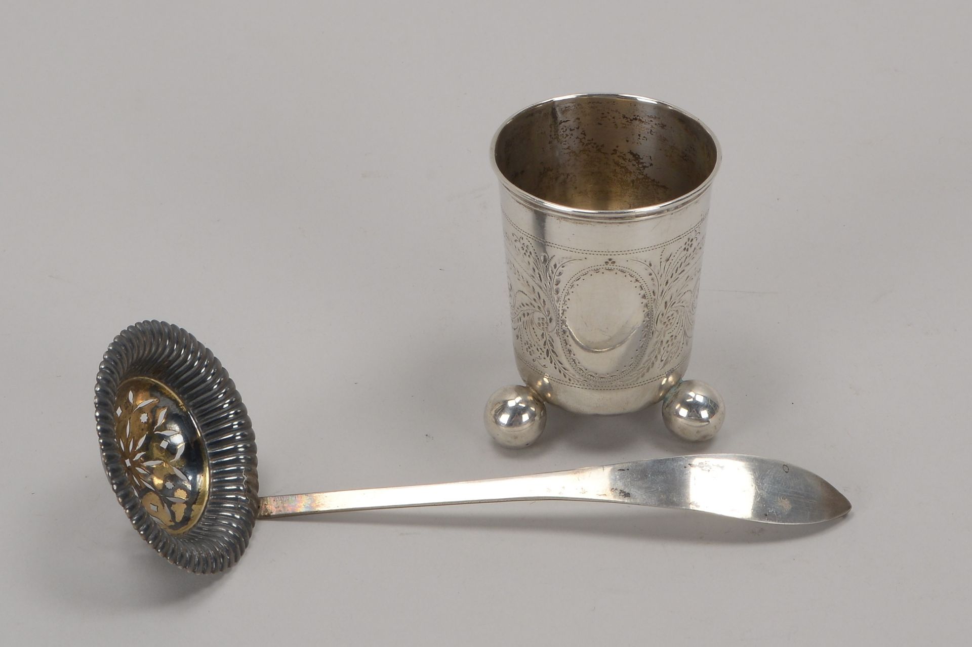 2 Silberteile: Kugelfu&szlig;becher (um 1830), ziseliert, mehrfach punziert, H&ouml;he 7,7 cm; dazu - Bild 2 aus 2