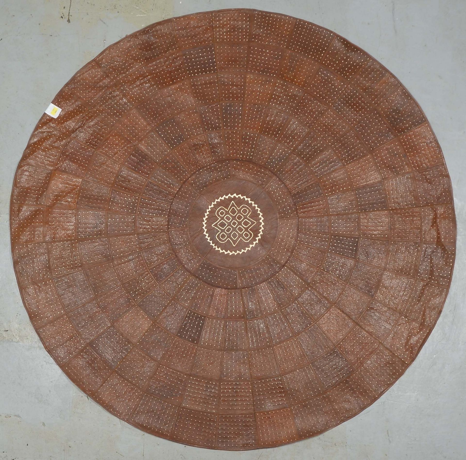 Runder Lederteppich (Afrika), runde Form, gen&auml;ht, Patchwork in verschiedenen Farben/Musterungen