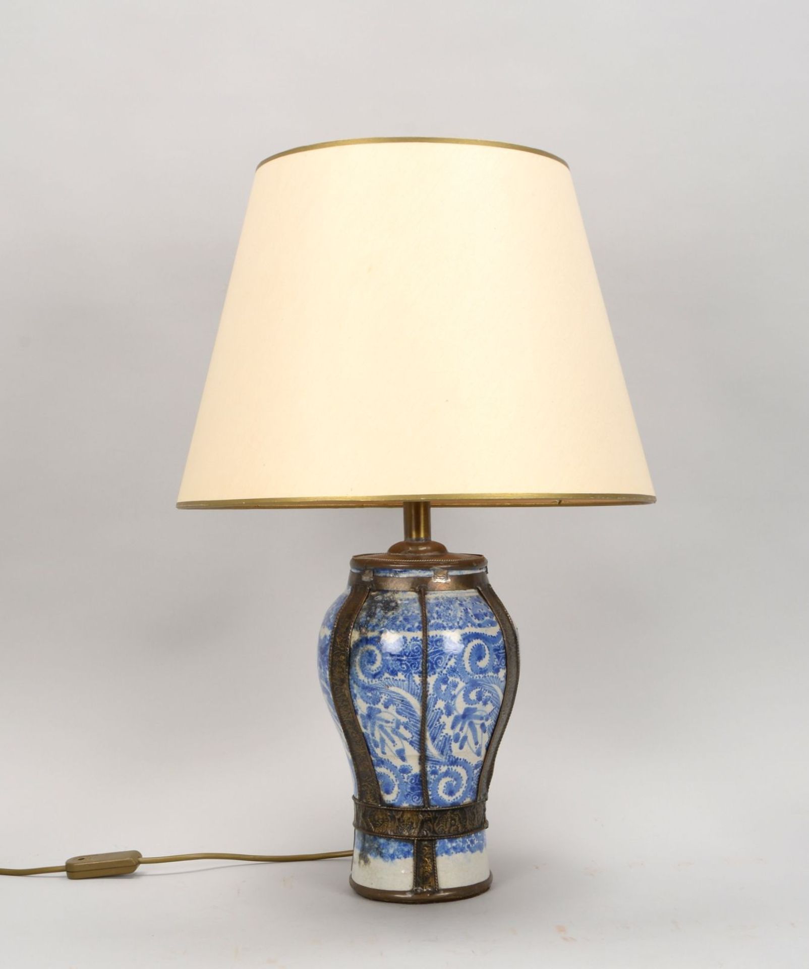 Tischlampe (China), 1-flammig, Steinzeug-Vasenkorpus mit Bemalung in Blau/mit Metallmontierung; H&ou