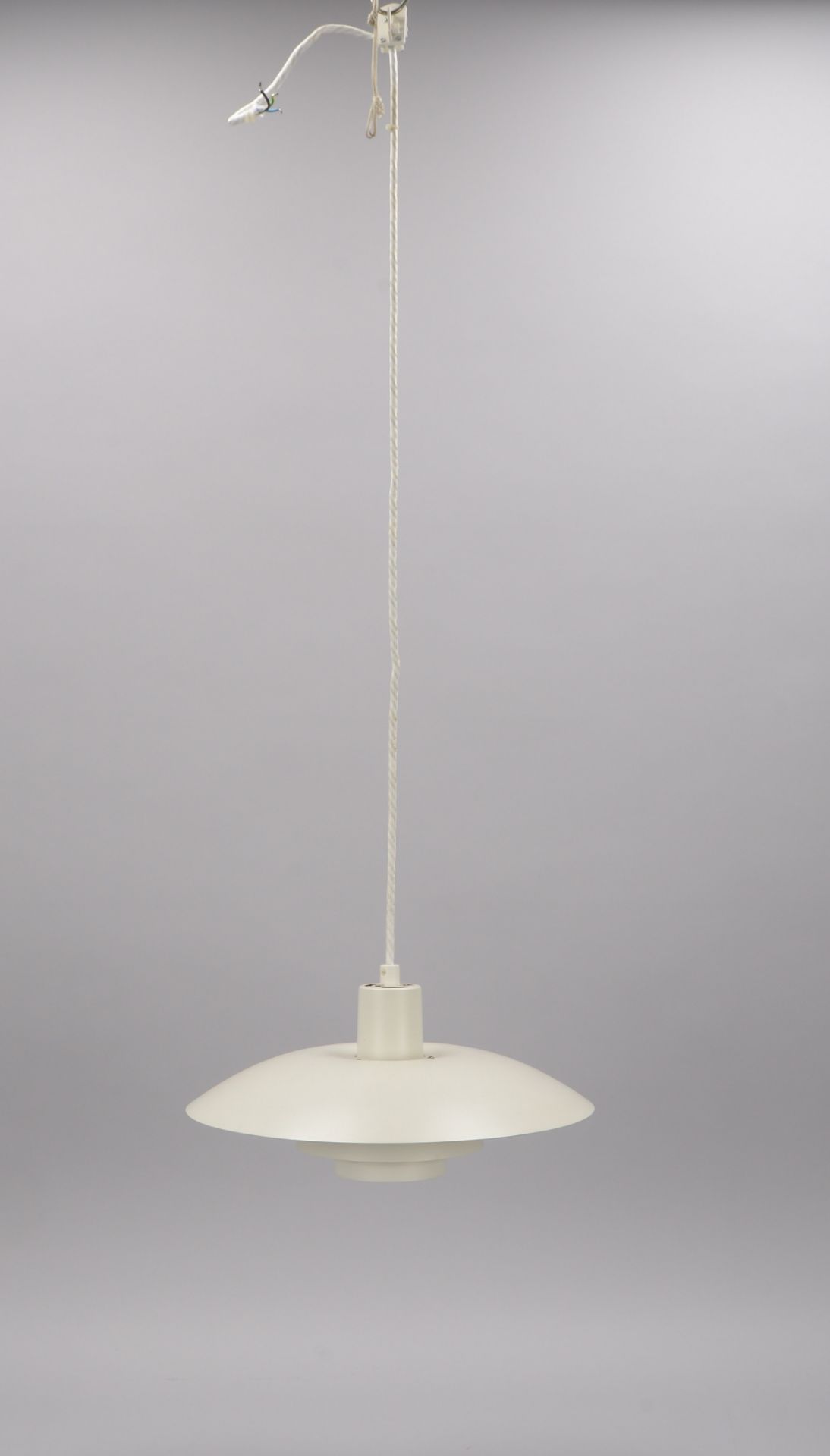 Louis Poulsen/D&auml;nemark, Designer-Deckenlampe, hell cremefarbene Metallschirme, mit Stoffkabel; - Image 2 of 2