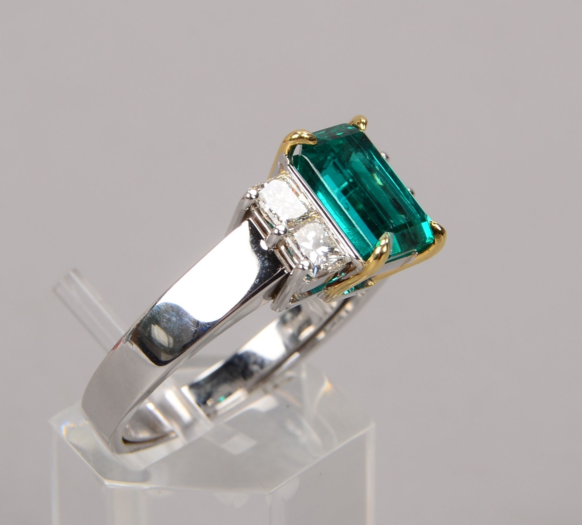 Ring, 750 WG, mit natürlichem kolumbianischem Smaragd von 1,97 ct/Maße 9,18 x 5,90 x 4,28 mm