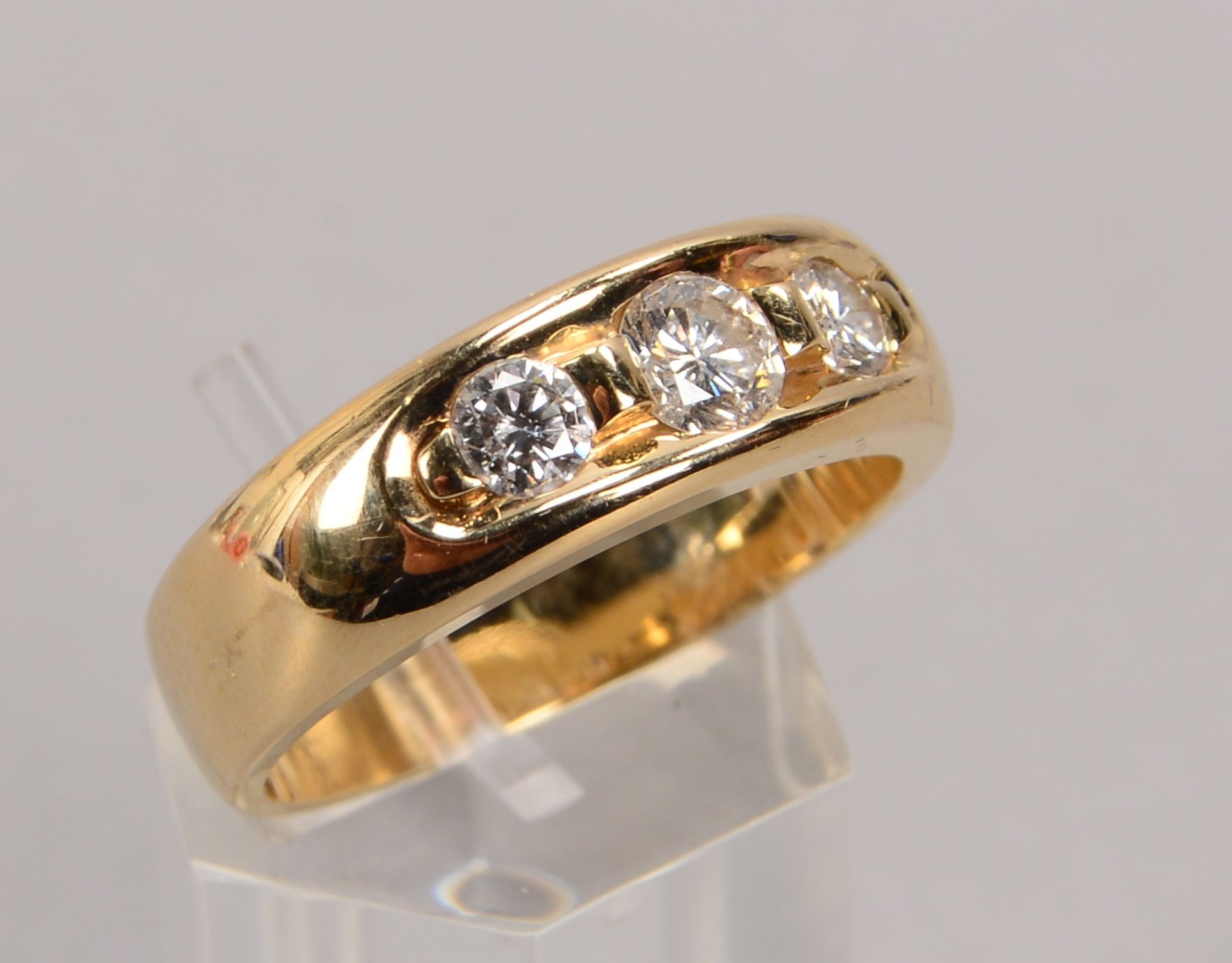 Ring, 585 GG, mit 3-fachem Brillantbesatz/zusammen ca. 0,63 ct; RG 61, Gewicht 8,30 g