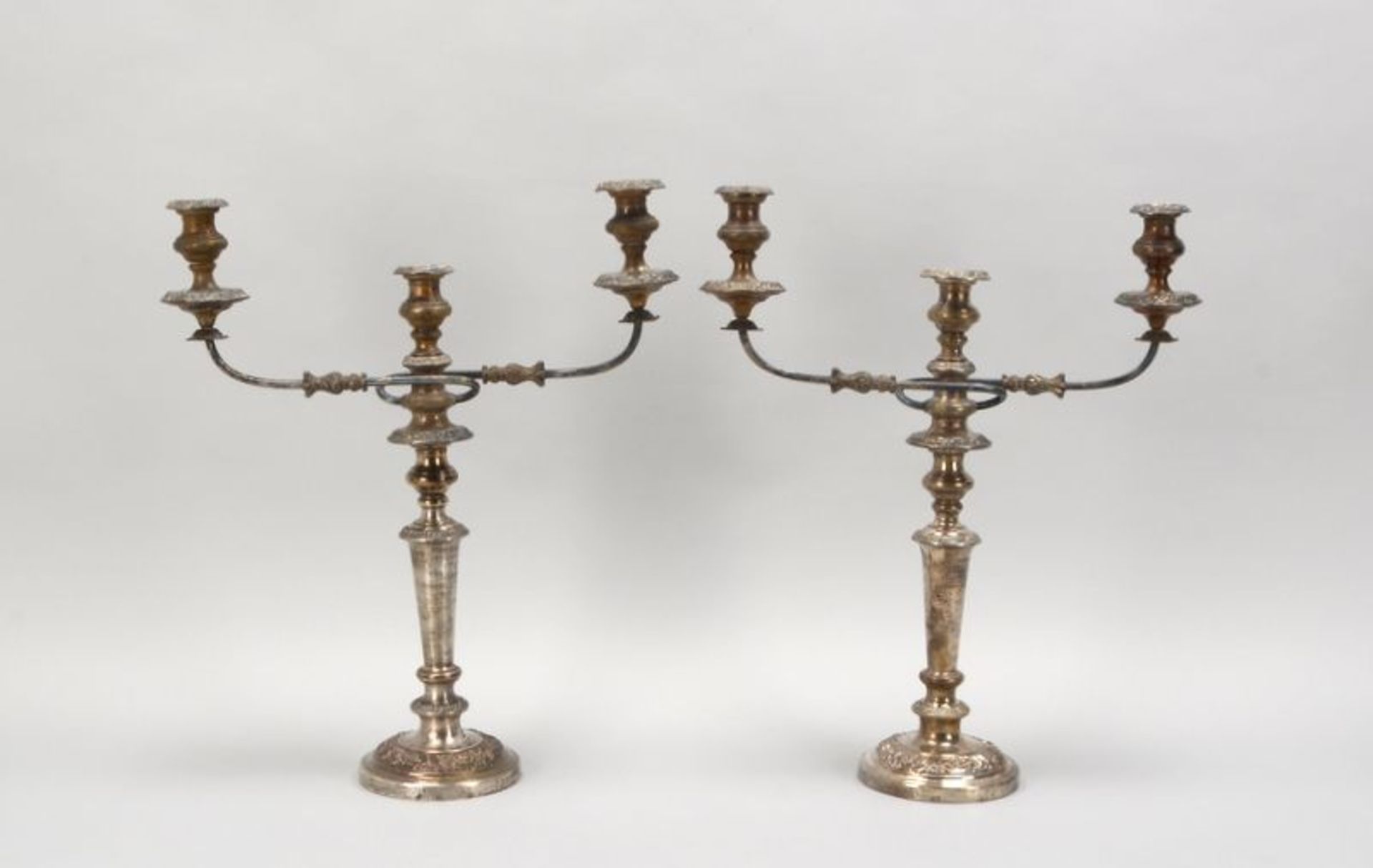 Paar Girandolen, jeweils 3-flammig, Kupfer/versilbert, 2-teilig steckbar; H&ouml;he 55 cm