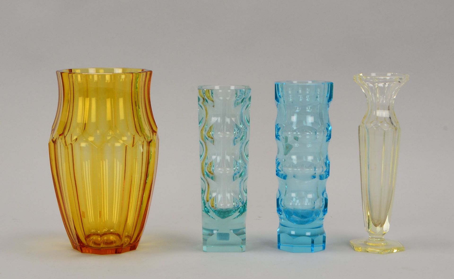 Kleines Vasen-Konvolut, Glas, unterschiedliche Ausf&uuml;hrungen; H&ouml;he 20 cm - H&ouml;he 22 cm