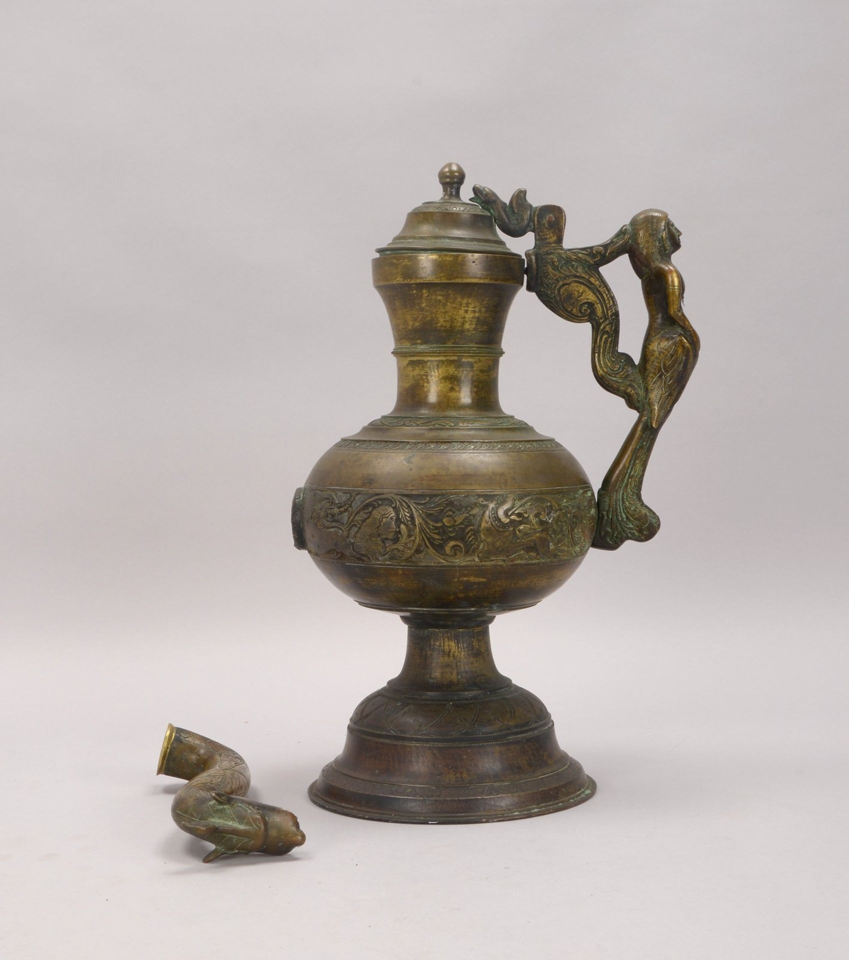 Gro&szlig;e Schenkkanne, antik, Bronze, Henkel und T&uuml;lle mit fig&uuml;rlichen Darstellungen; H& - Image 2 of 2