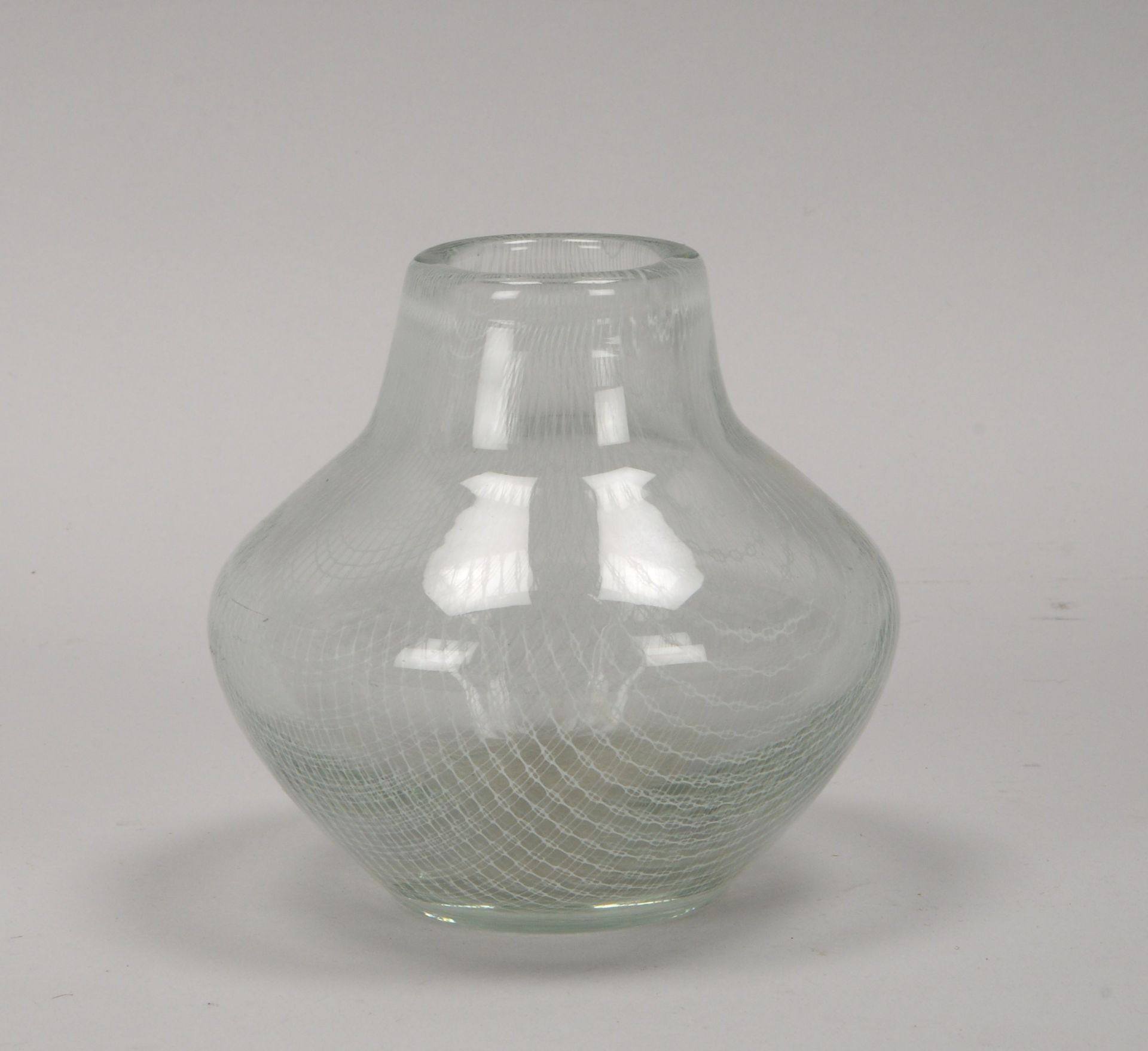 Vase, Glas mit feinen Fadeneinschmelzungen; H&ouml;he 12 cm