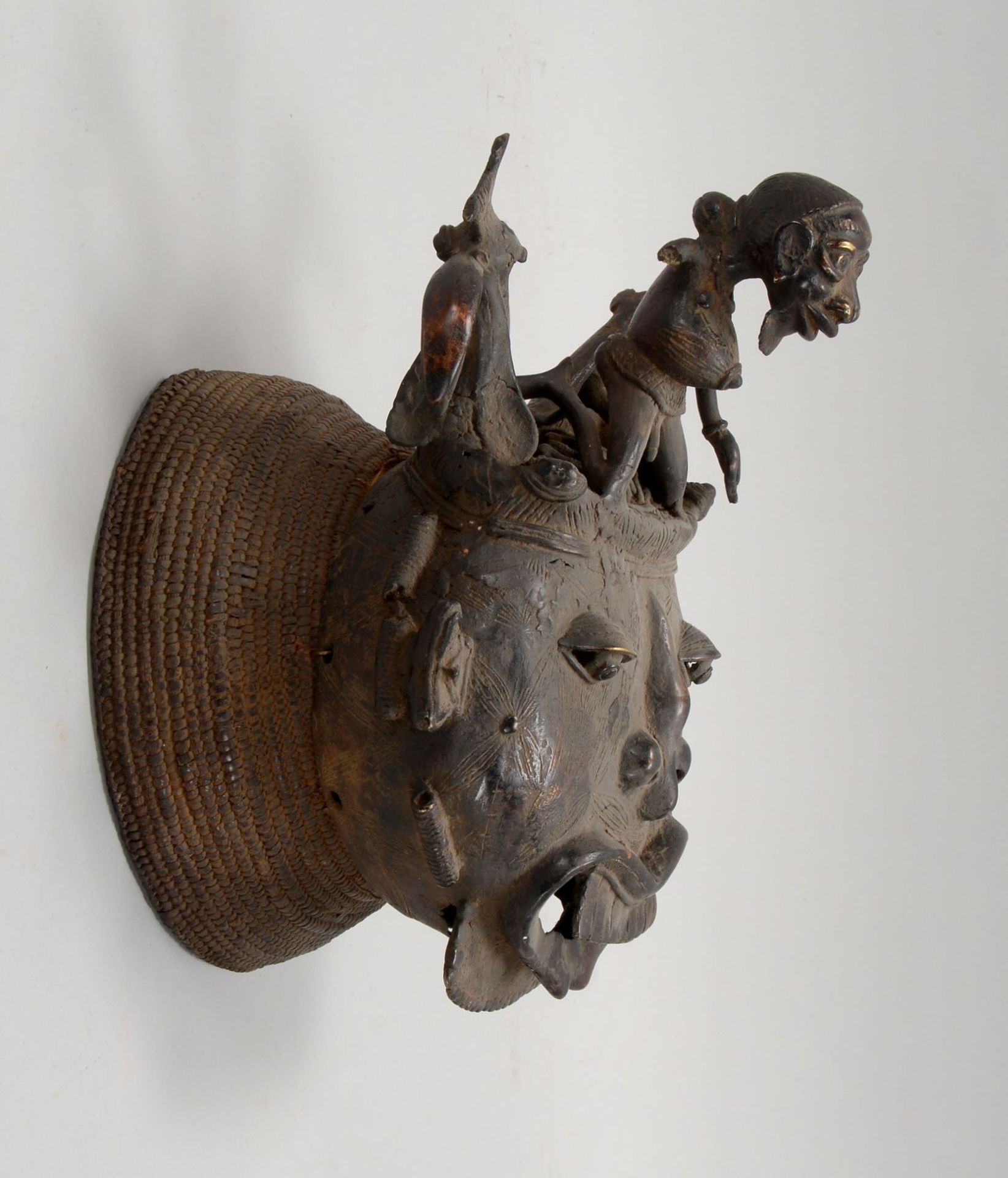 Wandmaske (Mali), Bronze, mit Rattan-Sockel; H&ouml;he 34 cm, Breite 27 cm (einzelner Arm fehlt - Image 3 of 3