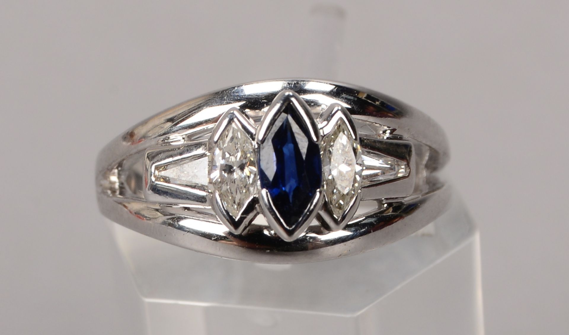 Ring, 750 WG, mit 2-fachem Diamantbesatz/zusammen ca. 0,17 ct, Steine im Marquiseschliff, und mit ei - Image 2 of 2