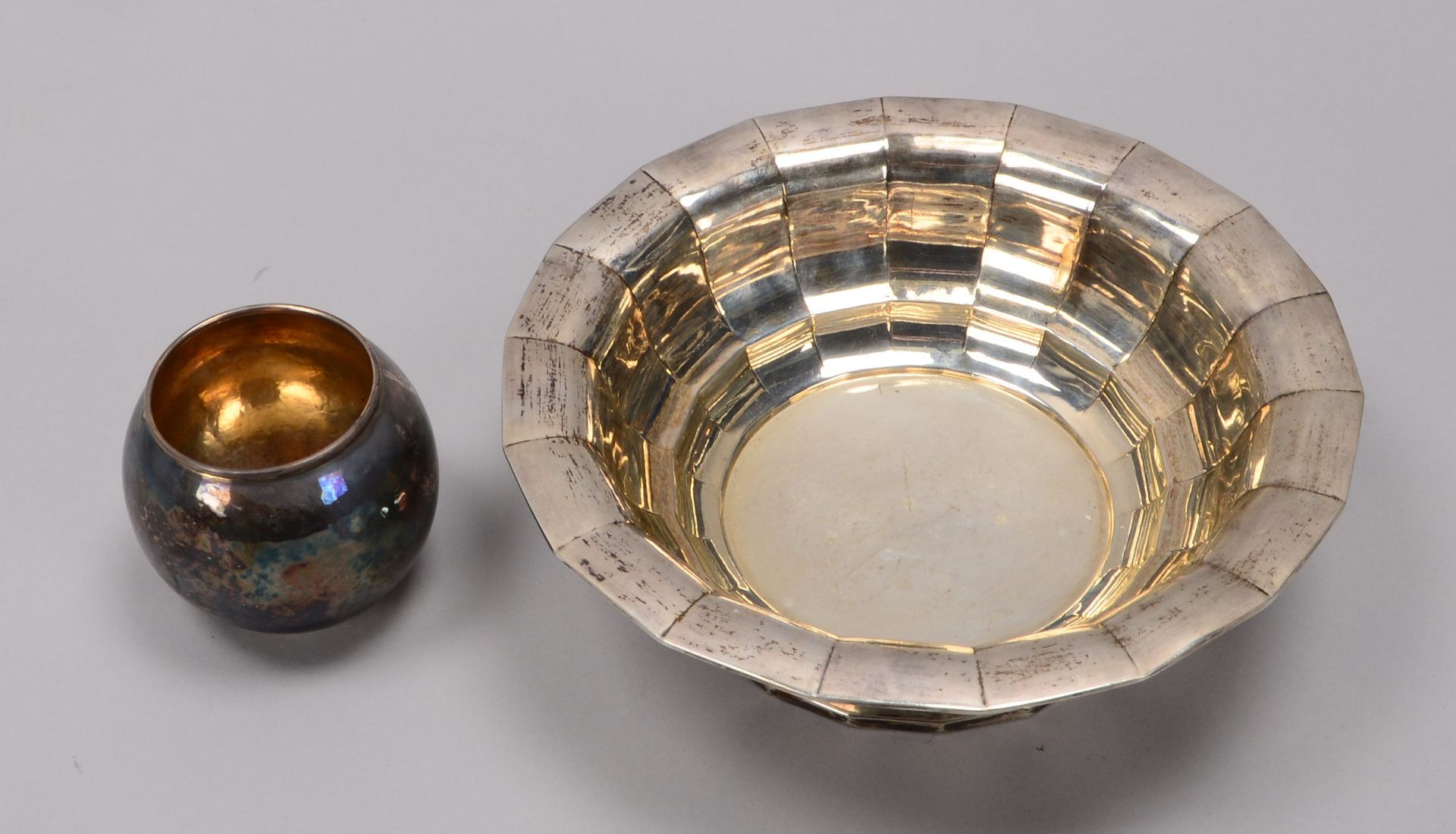 2 Silbergef&auml;&szlig;e, kleine Vase und Schale, Schale mit gestufter passiger Wandung; Gesamtgewi