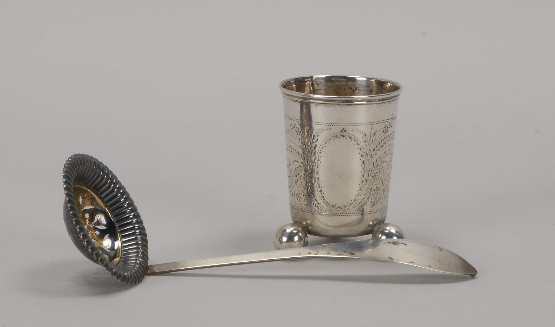 2 Silberteile: Kugelfu&szlig;becher (um 1830), ziseliert, mehrfach punziert, H&ouml;he 7,7 cm; dazu
