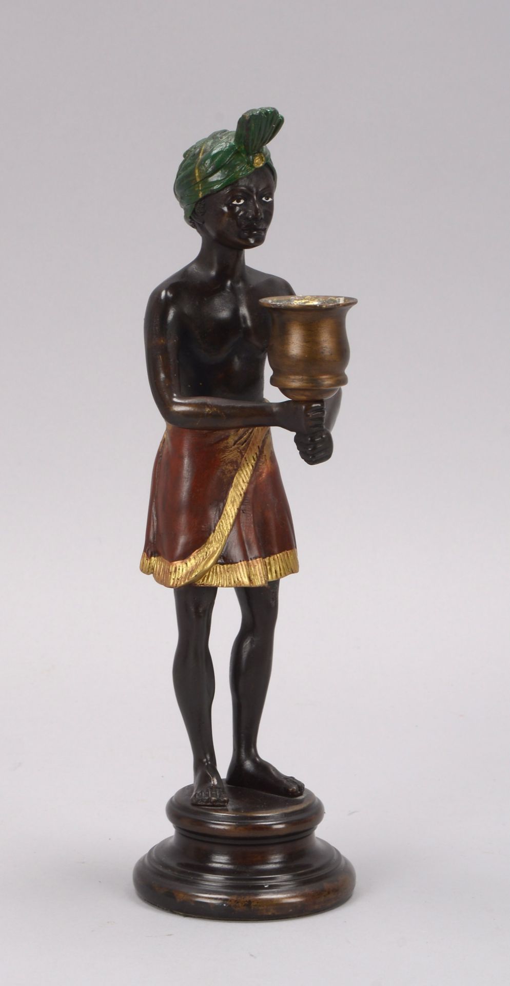 Fig&uuml;rlicher Kerzenleuchter, f&uuml;r einzelne Kerze, Bronze teilgefasst, mit Kolonialfigur; H&o - Image 2 of 2