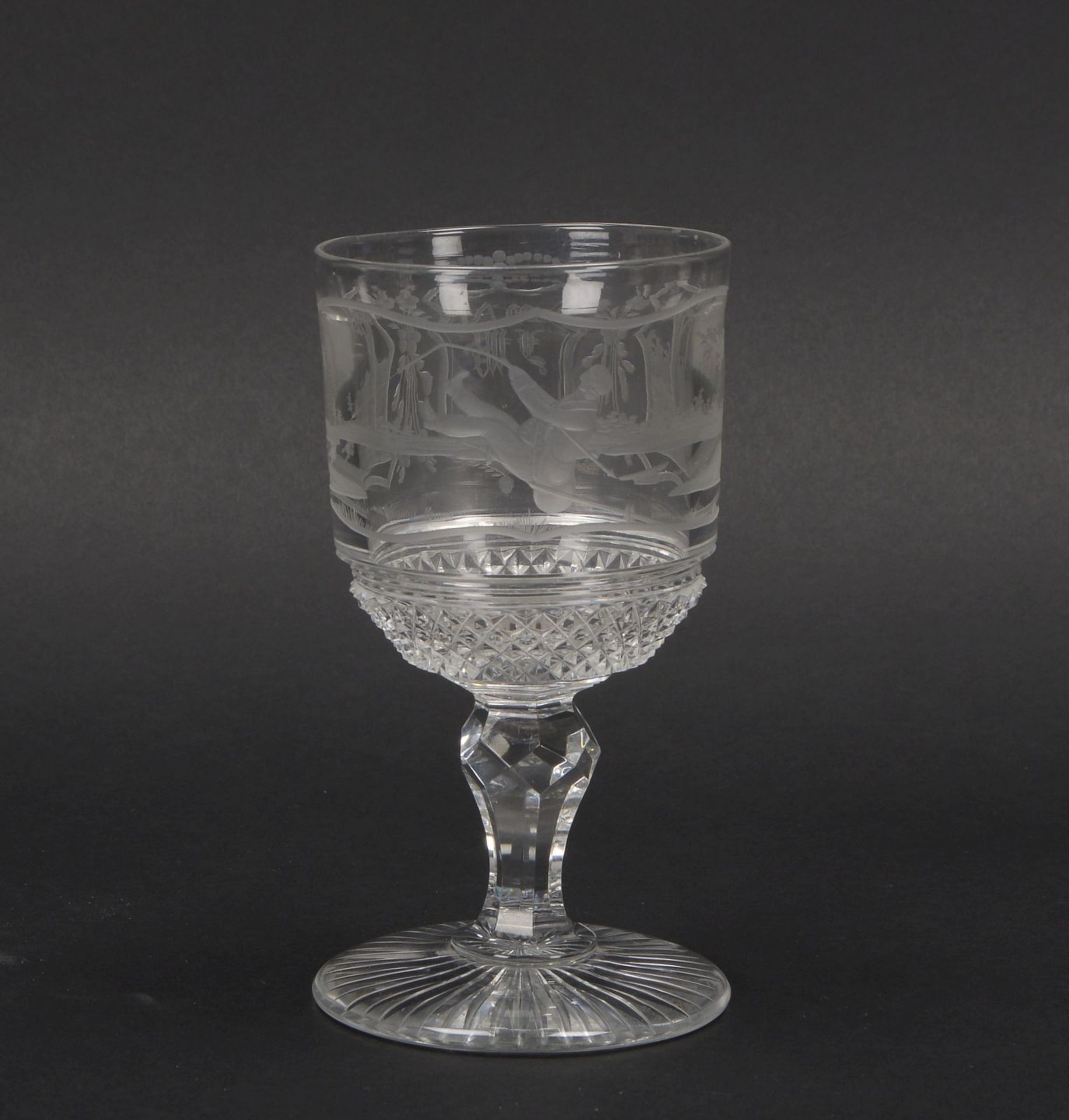 Glaspokal (B&ouml;hmen, 19. Jahrhundert), umlaufend mit geschliffenem Dekor (Motiv &#039;Angler in L