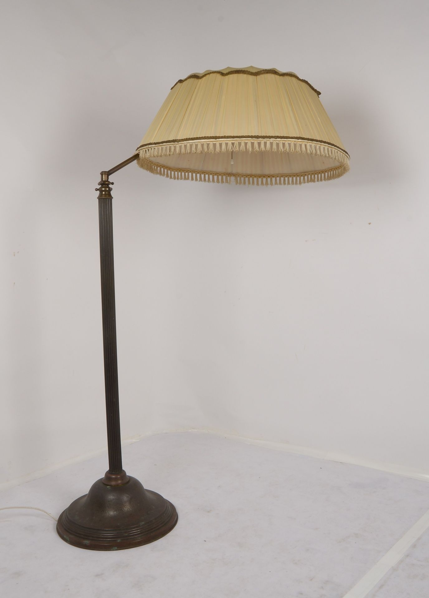Salonlampe, Bronze, mit Stoffschirm, h&ouml;henverstellbar und seitenverstellbar; H&ouml;he max. ca. - Image 2 of 2