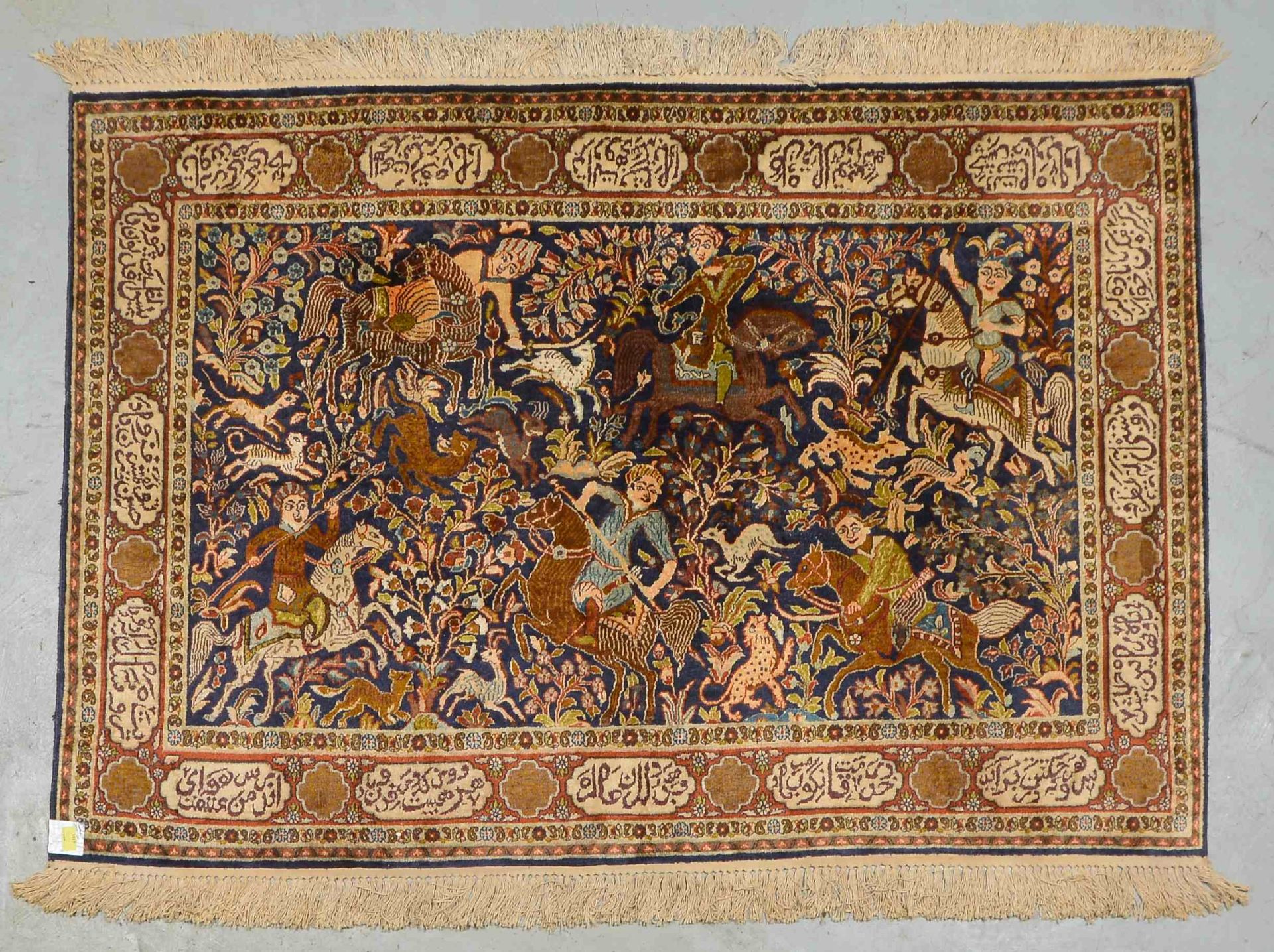 Kaschmir-Seidenteppich, feine Knüpfung, in der Bordüre Kartuschen mit persischen Versen,