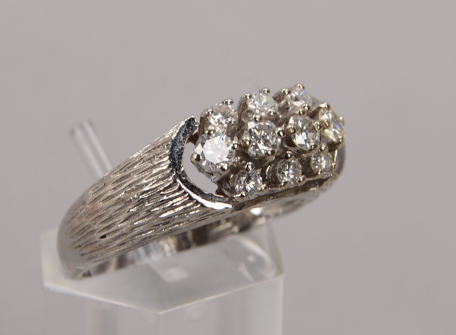 Ring, 585 WG, mit 10-fachem Brillantbesatz/zusammen 0,63 ct; RG 56, Gewicht 6,08 g