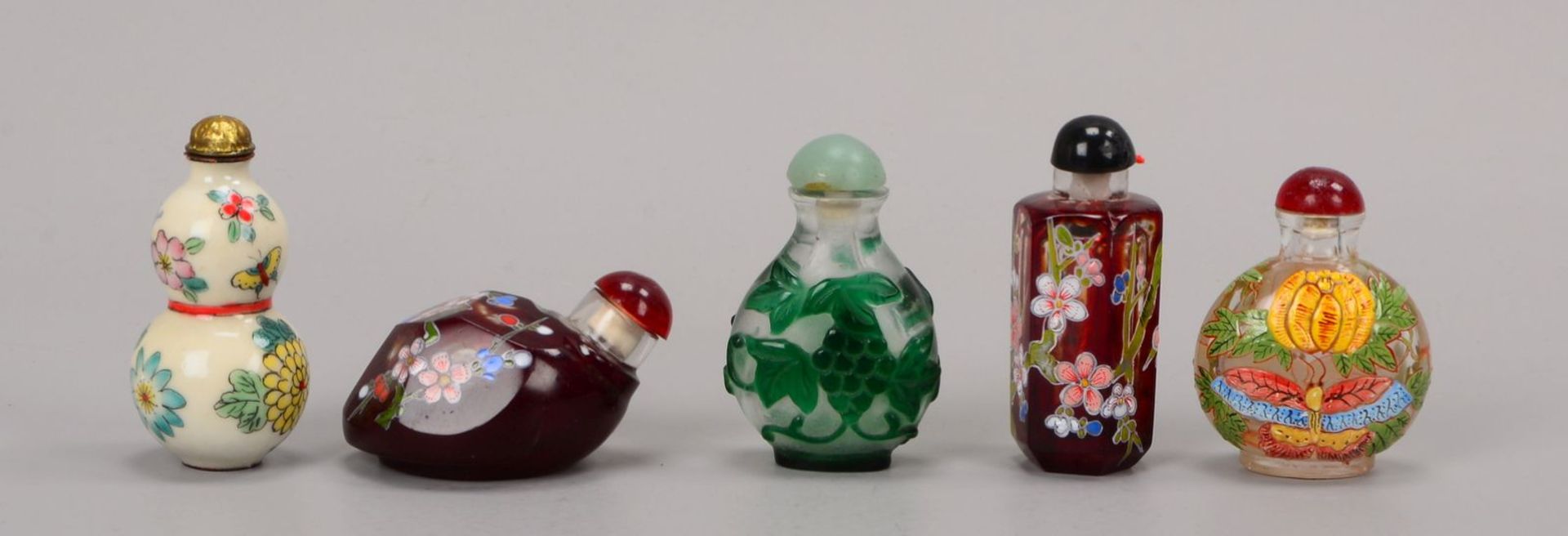 Konvolut Snuffbottles, unterschiedliche Ausf&uuml;hrungen, 5 St&uuml;ck; H&ouml;he 5,5 cm - 6 cm