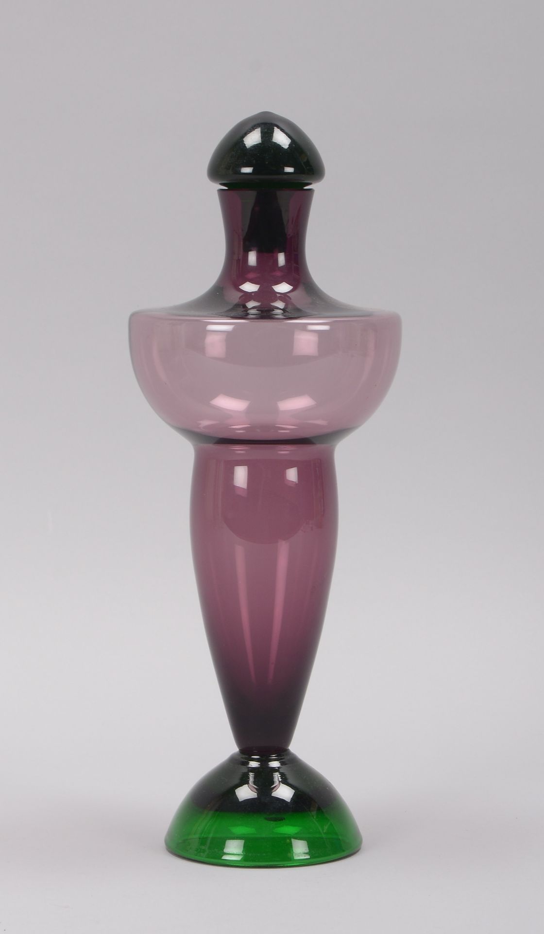 Karaffe, gr&uuml;n-violettes Glas, mit St&ouml;psel; H&ouml;he 35 cm