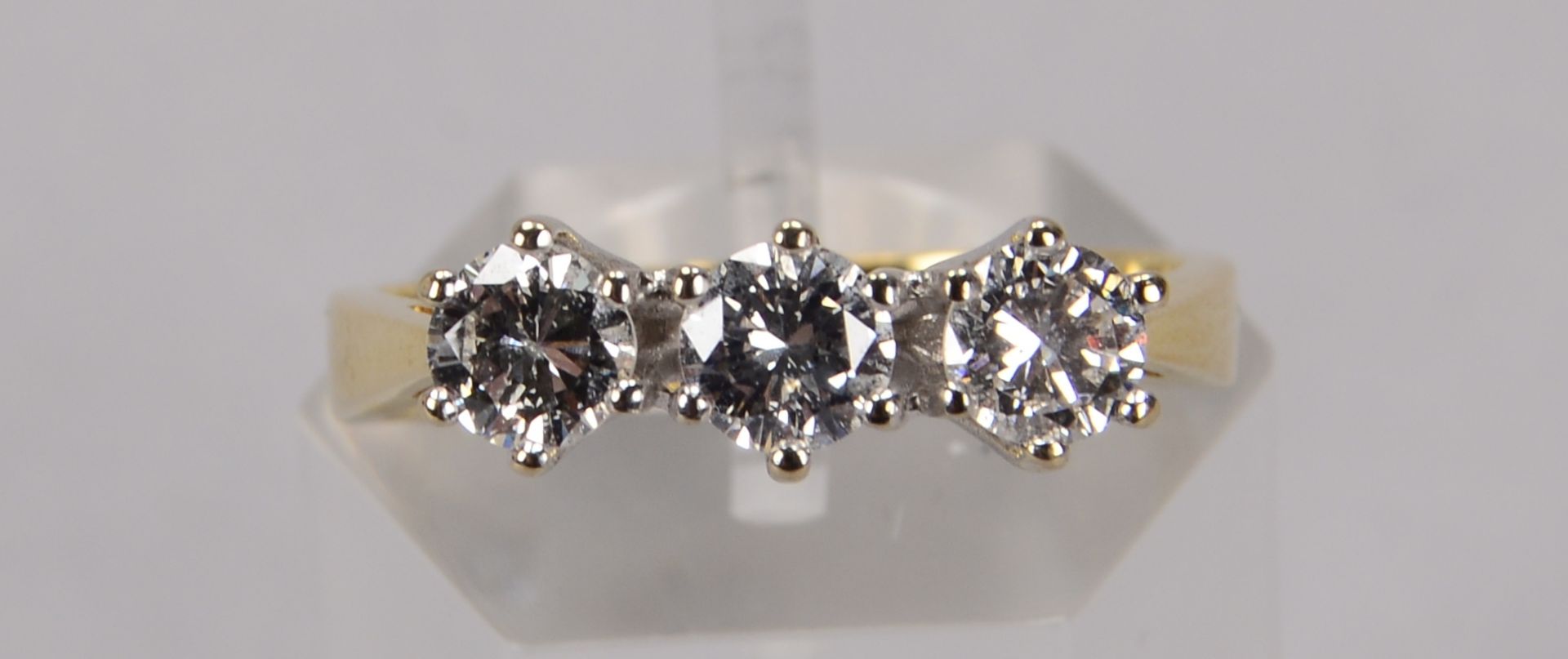 Ring, 585 GG/WG, mit 3-fachem Brillantbesatz/zusammen ca. 0,82 ct, feines Wei&szlig; - Wei&szlig;, V - Image 3 of 3