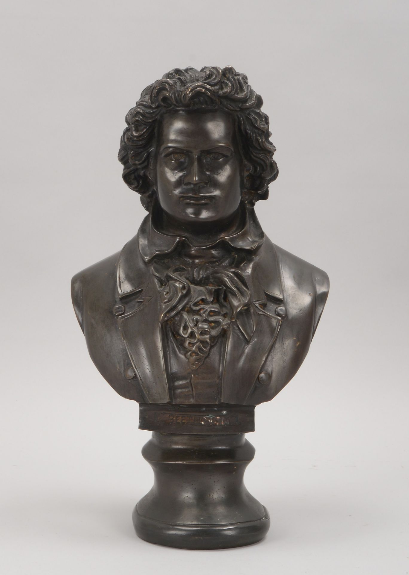 Bronze-Portraitbüste, 'Ludwig van Beethoven', Hohlguss, unsigniert; Höhe 43 cm, Gewicht ca. 6 Kg