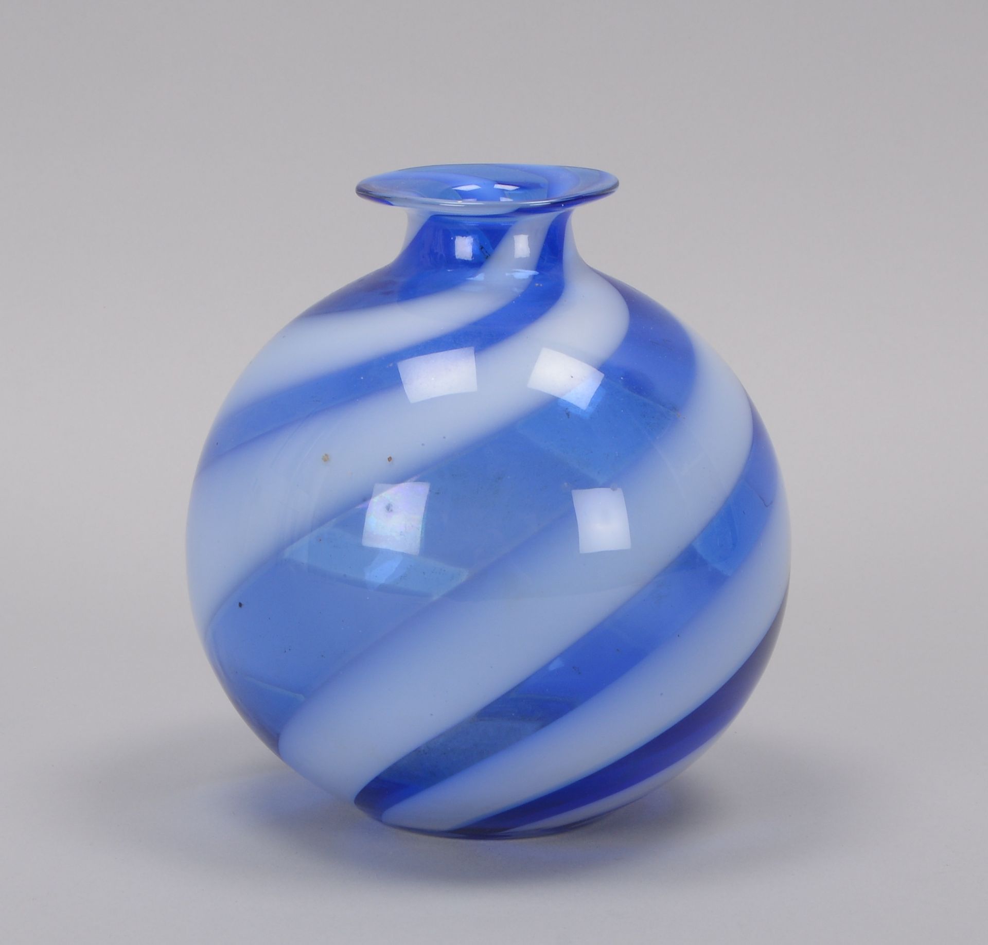 Vase (Murano), blaues Klarglas, mit spiralf&ouml;rmigen wei&szlig;en Einschmelzungen; H&ouml;he 18 c