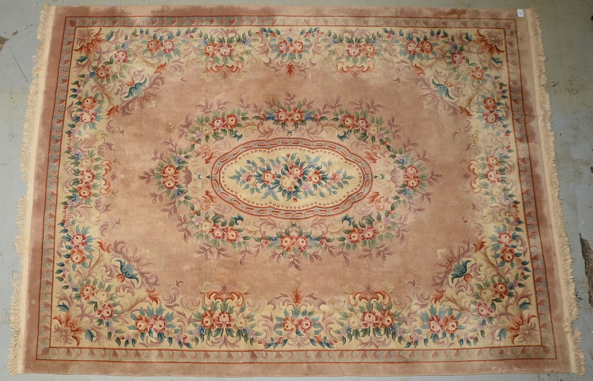 Gro&szlig;er Teppich, China, hellgrundig, floral gemustert und mit Medaillon, hochflorig/mit reliefa