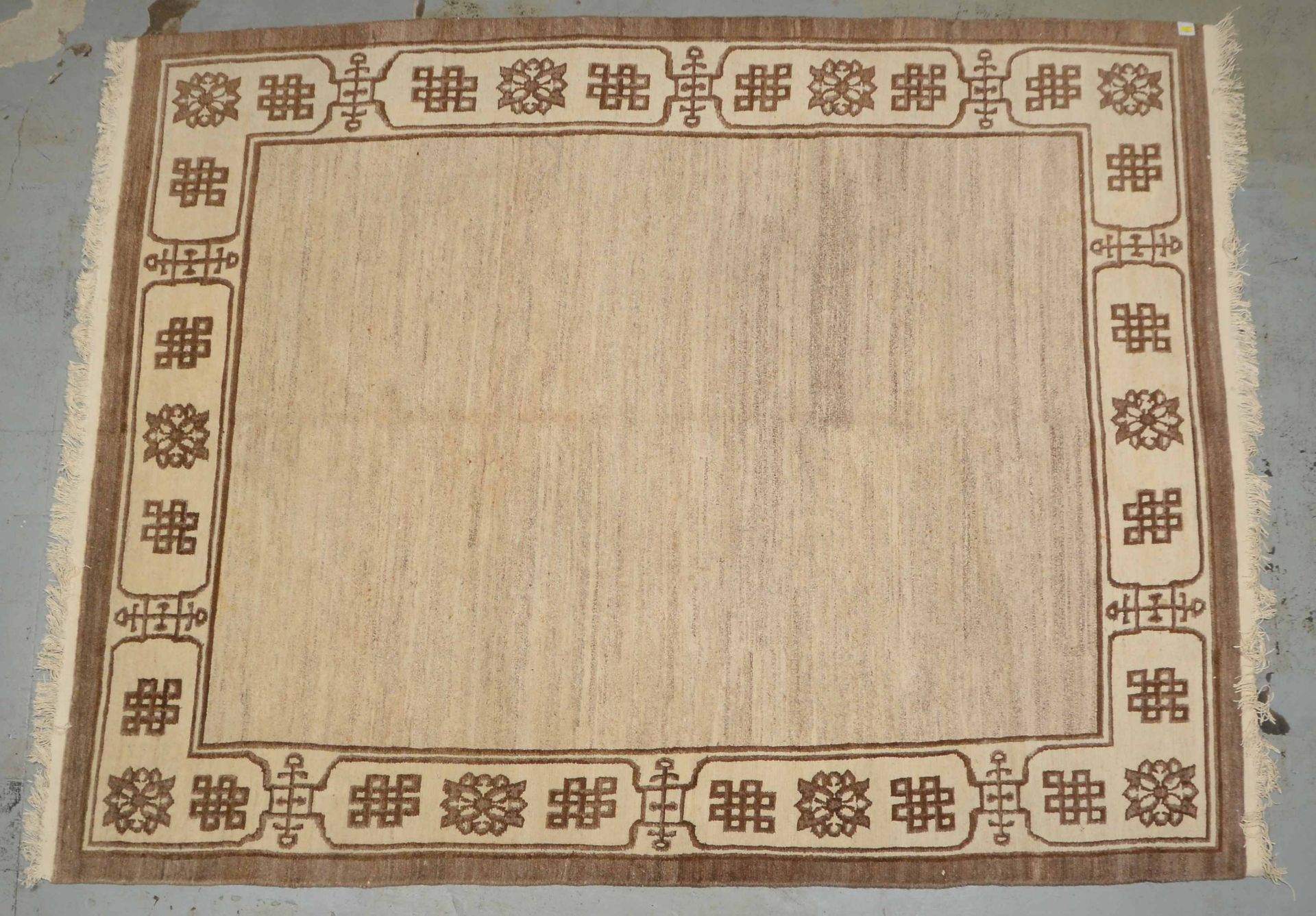 Tibet-Teppich, naturbelassene Hochlandwolle, mit brauner Bord&uuml;re, Flor in gutem Zustand; Ma&szl