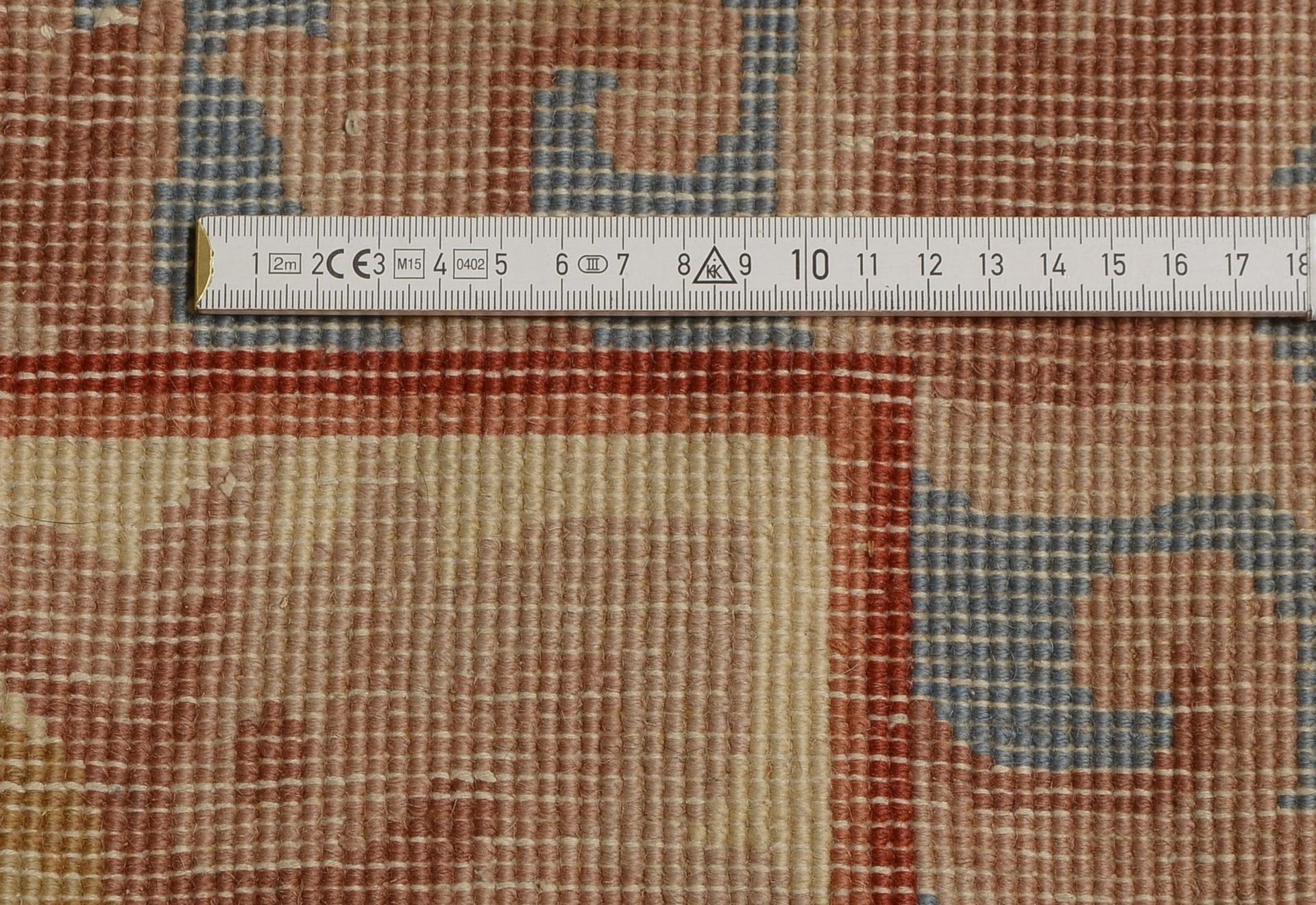 Gro&szlig;er Teppich, China, hellgrundig, floral gemustert und mit Medaillon, hochflorig/mit reliefa - Bild 2 aus 2