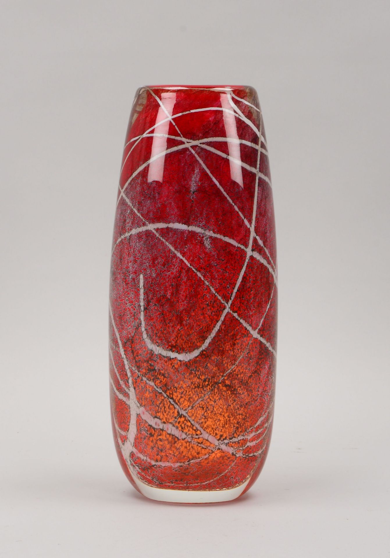 Vase (Murano), massives Glas, rot unterfangen, mit schwarz-wei&szlig;en Einschmelzungen; H&ouml;he 3