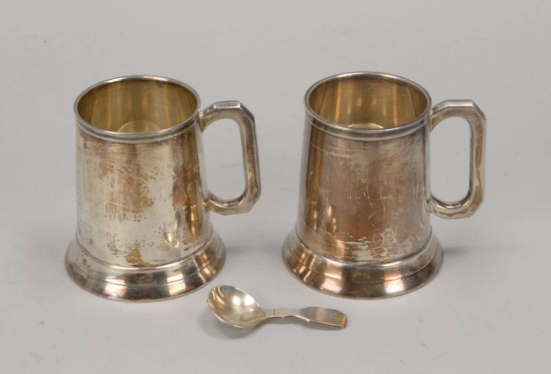 Paar Bierhumpen, versilbert, konische Wandung, mit Henkel, H&ouml;he 11,5 cm; anbei einzelner kleine