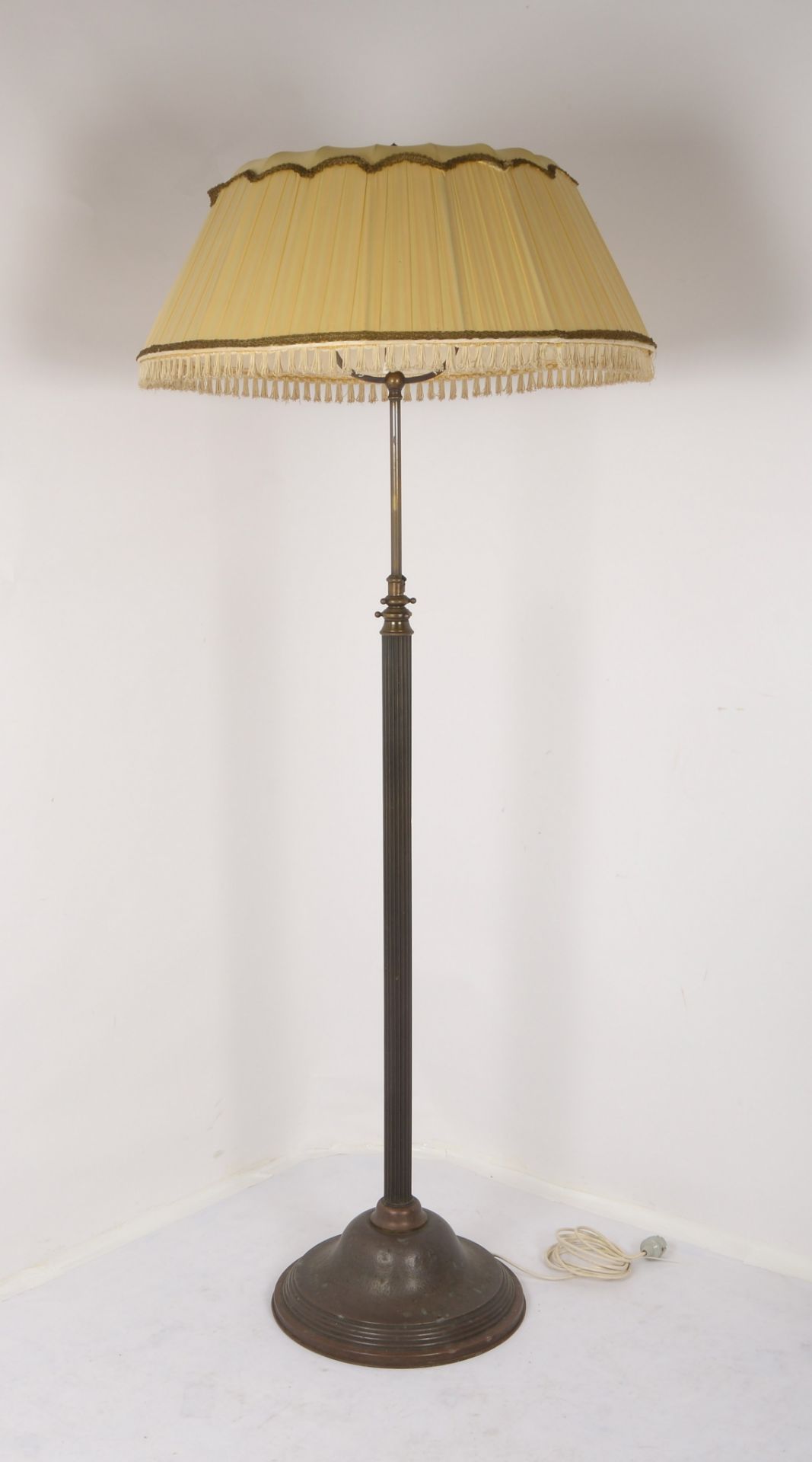 Salonlampe, Bronze, mit Stoffschirm, h&ouml;henverstellbar und seitenverstellbar; H&ouml;he max. ca.