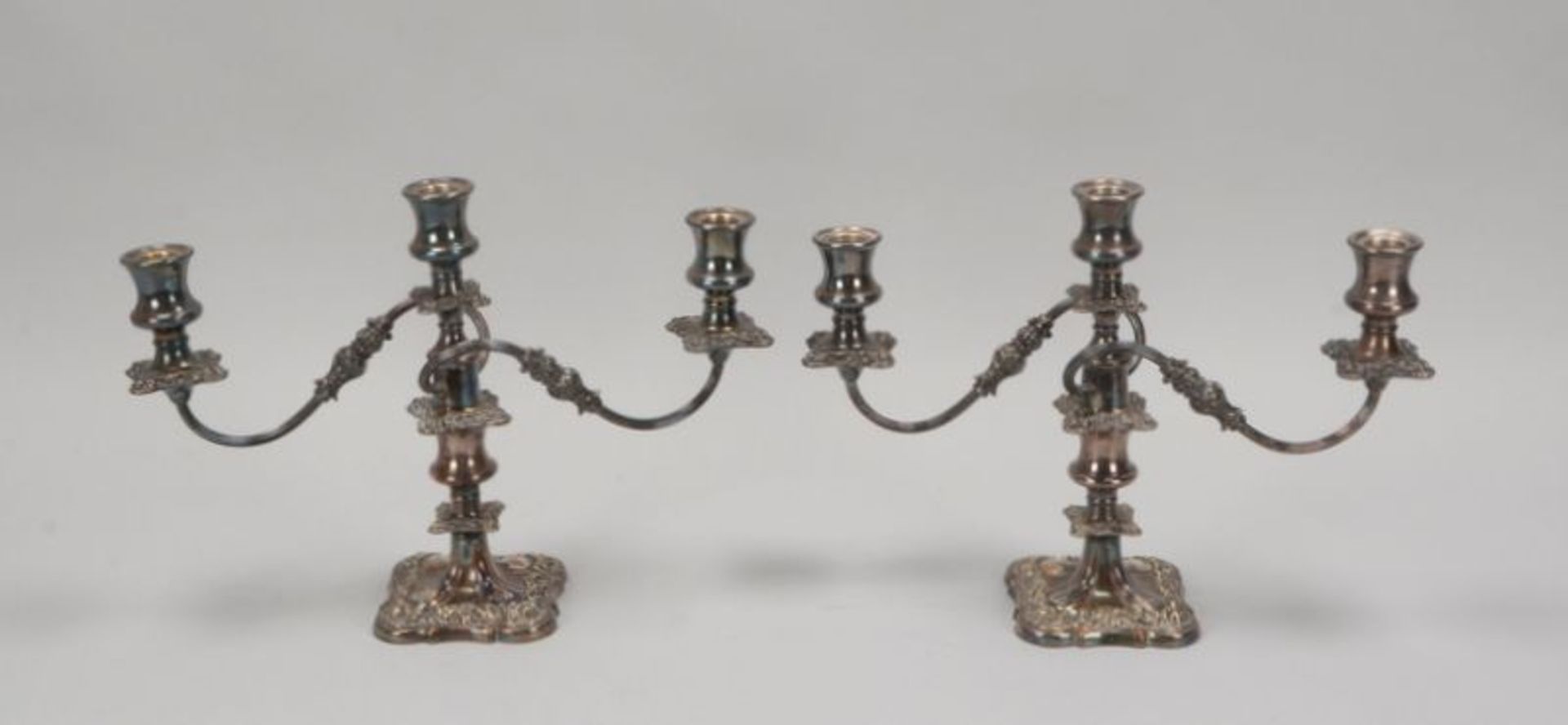 Paar Tischkerzenleuchter (England), 3-flammig, versilbert, 2-teilig, mit reichem floralem Reliefdeko - Bild 2 aus 2