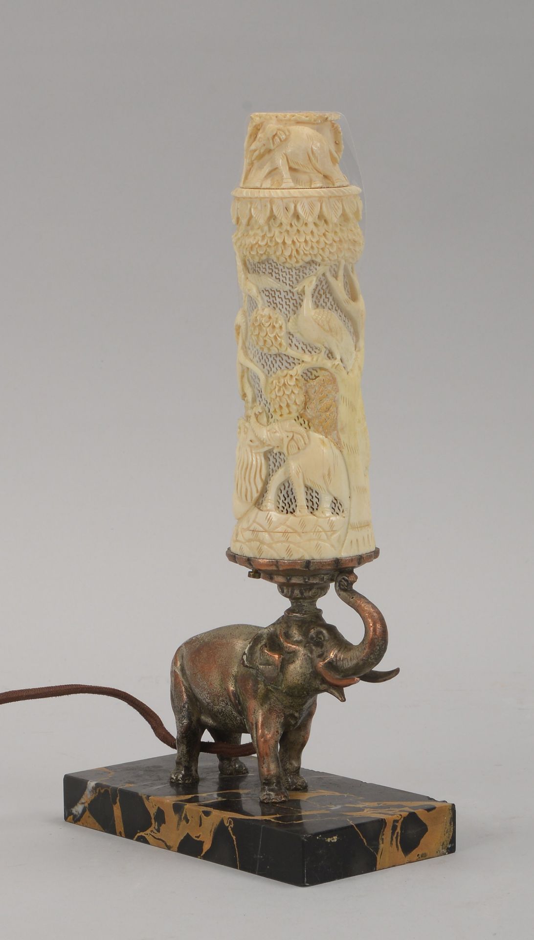Tischlampe, 1-flammig, mit fig&uuml;rlichem Schaft (&#039;Elefant&#039;), mit Bein-Schirm/beschnitzt