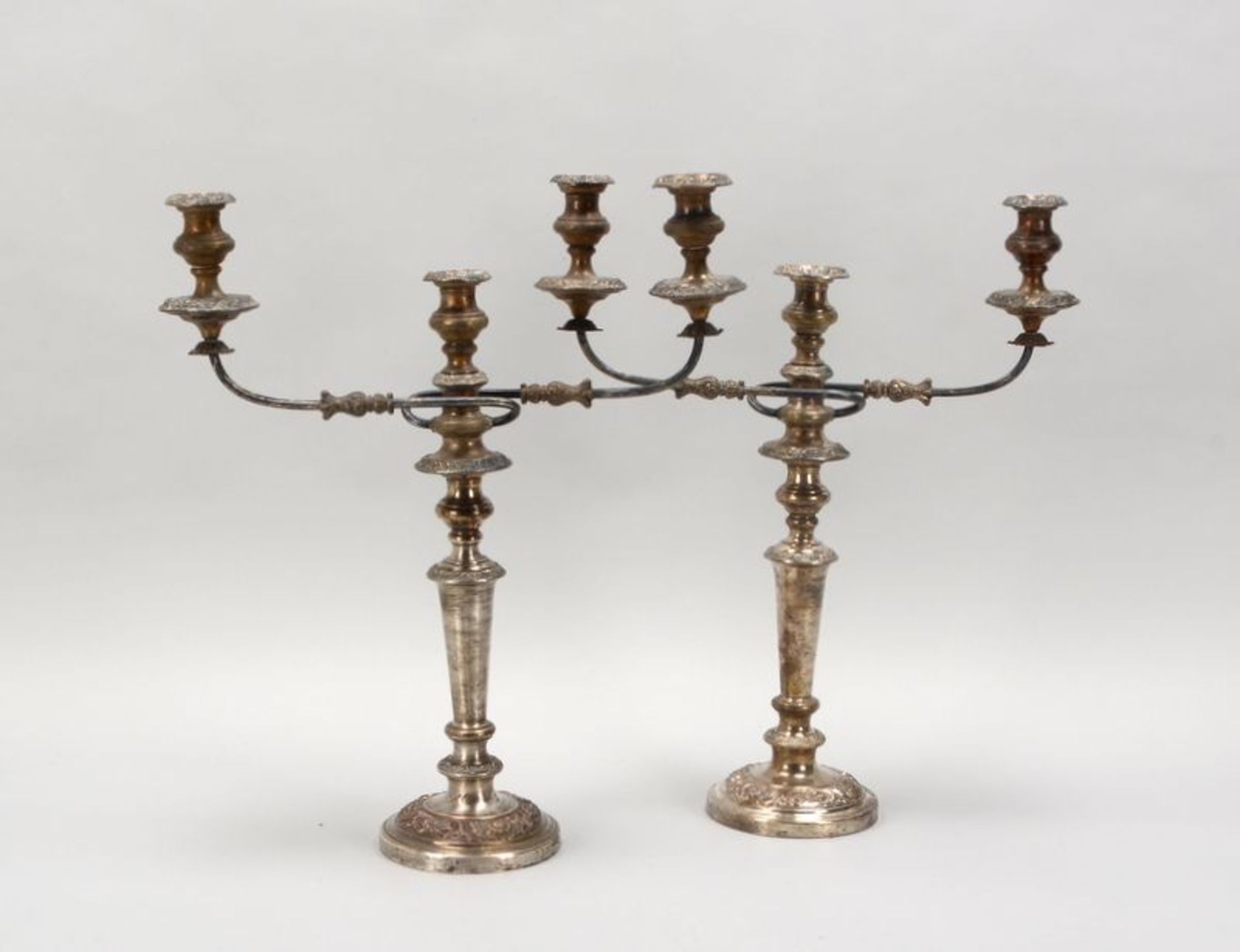 Paar Girandolen, jeweils 3-flammig, Kupfer/versilbert, 2-teilig steckbar; H&ouml;he 55 cm - Bild 2 aus 2