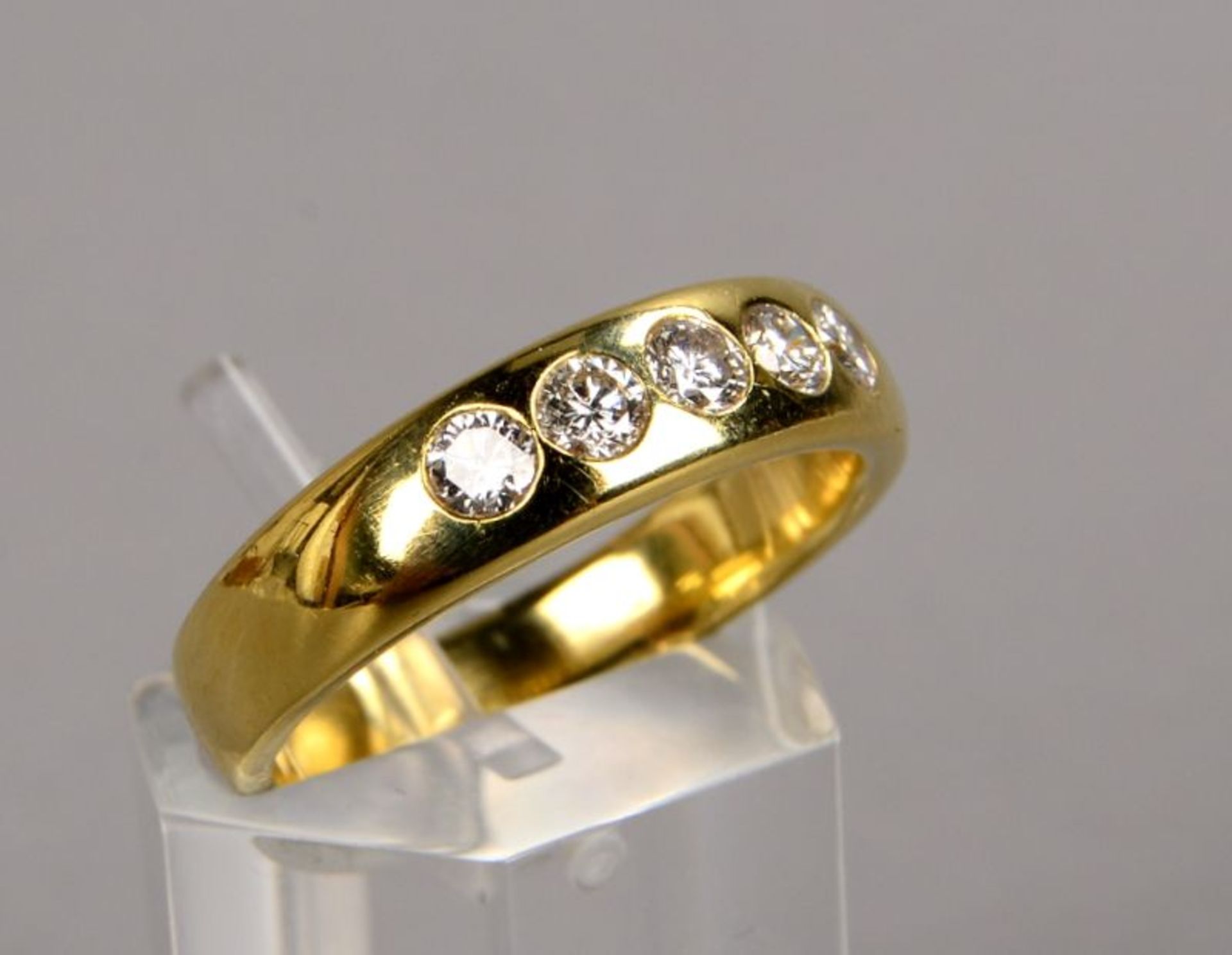 Ring, 585 GG, mit 5-fachem Brillantbesatz/zusammen ca. 0,50 ct, Farbe Wei&szlig;; RG 55, Gewicht 5 g