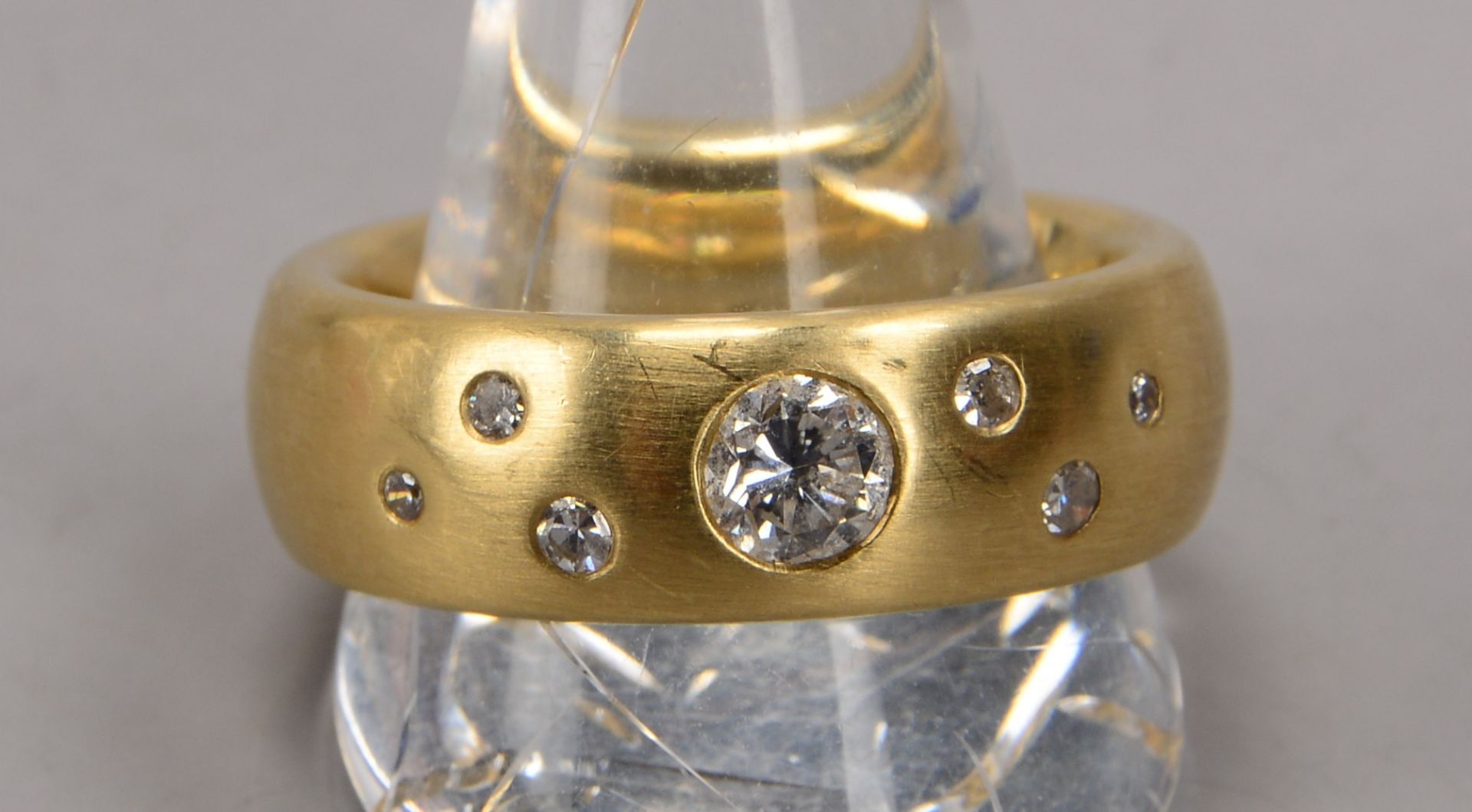 Ring, 585 GG, mit zentralem Brillant von ca. 0,40 ct, sowie mit 6x kleinen Brillanten, Steine verlau - Image 2 of 2