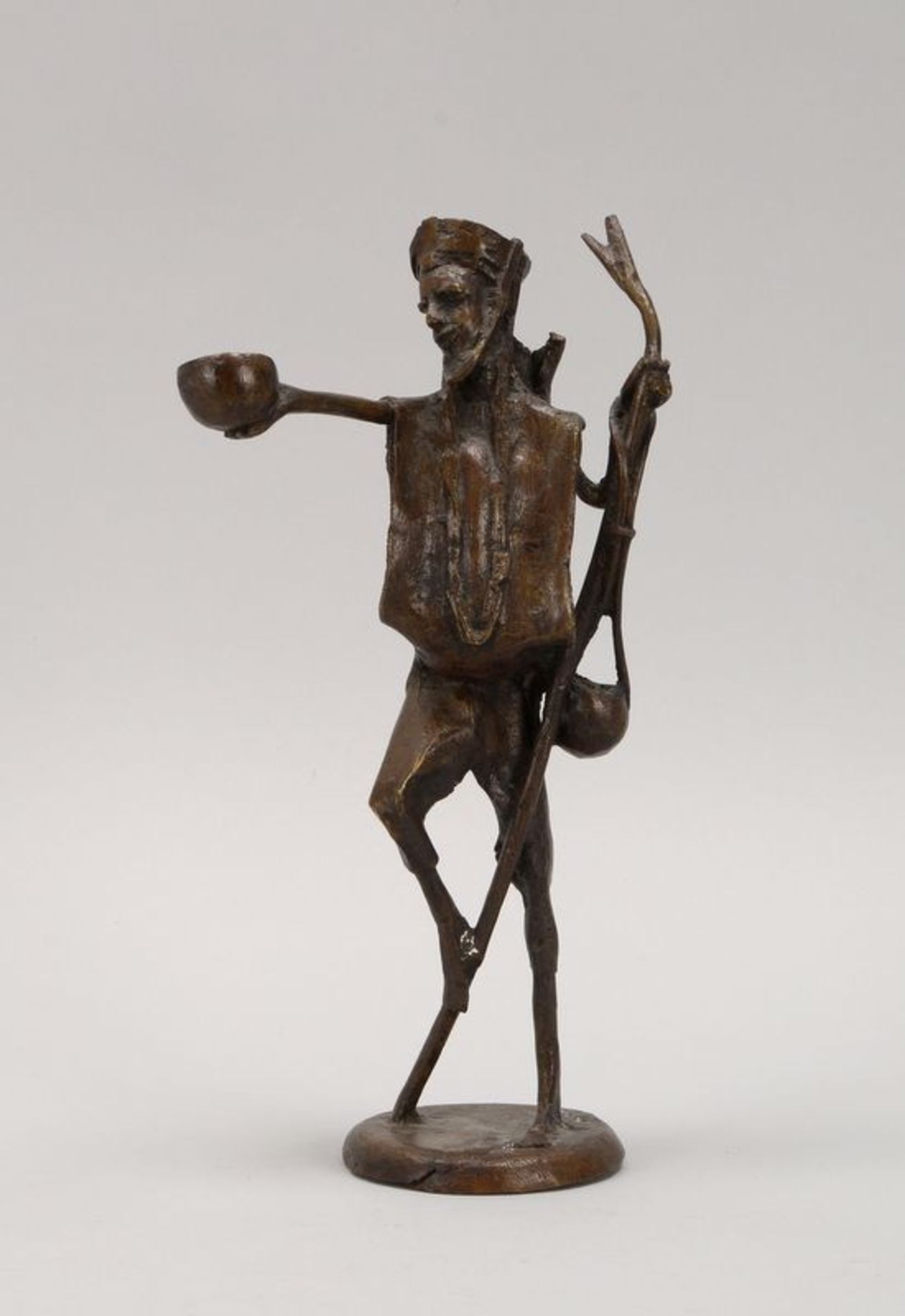 Bronzefigur (Benin/Afrika), &#039;Mann mit zwei Schalen und Stab&#039;; H&ouml;he 29,5 cm