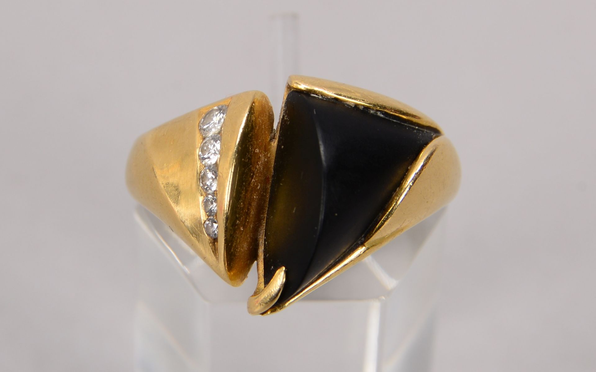 Ring (Goldschmiedearbeit), 750 GG, besetzt mit einzelnem mattiertem Onyx, sowie mit 5x kleinen Brill - Image 2 of 2