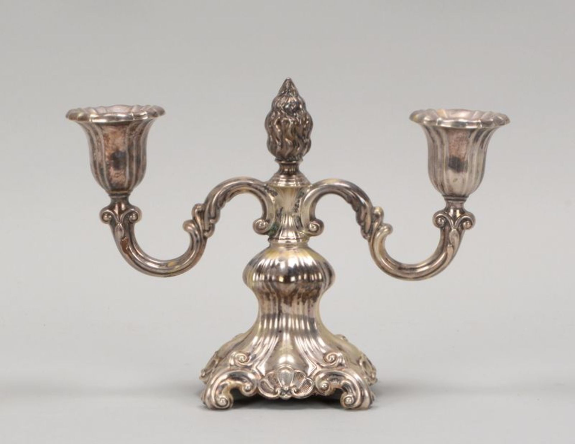 Tischkerzenleuchter (um 1880), 2-flammig, 830 Silber, Fu&szlig; gef&uuml;llt; H&ouml;he 19 cm
