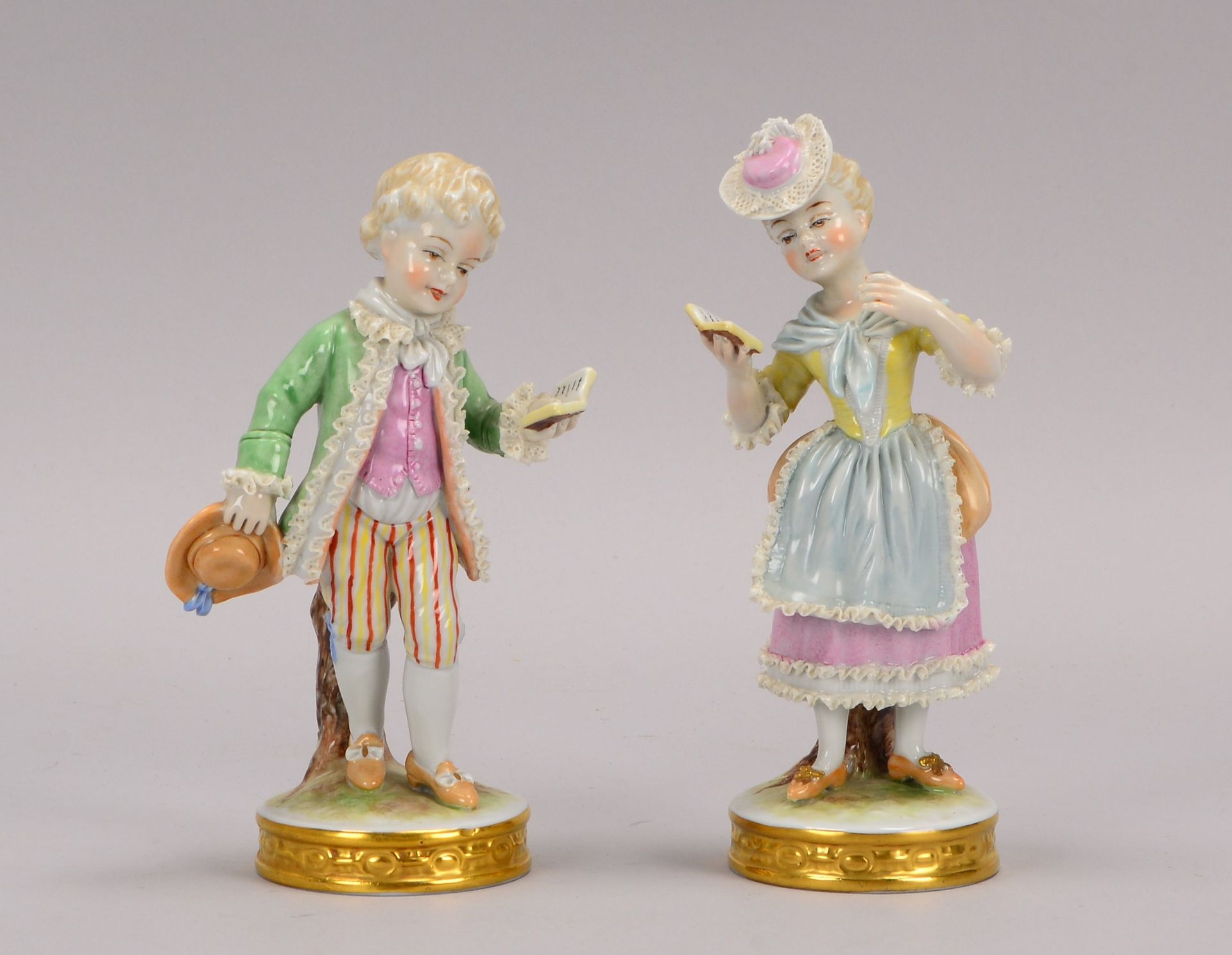 Unterweissbach, 2 Porzellanfiguren, -Kosendes Paar-, Hoehe 17 cm, und Hoehe 17,5 cm (Figuren mit kle