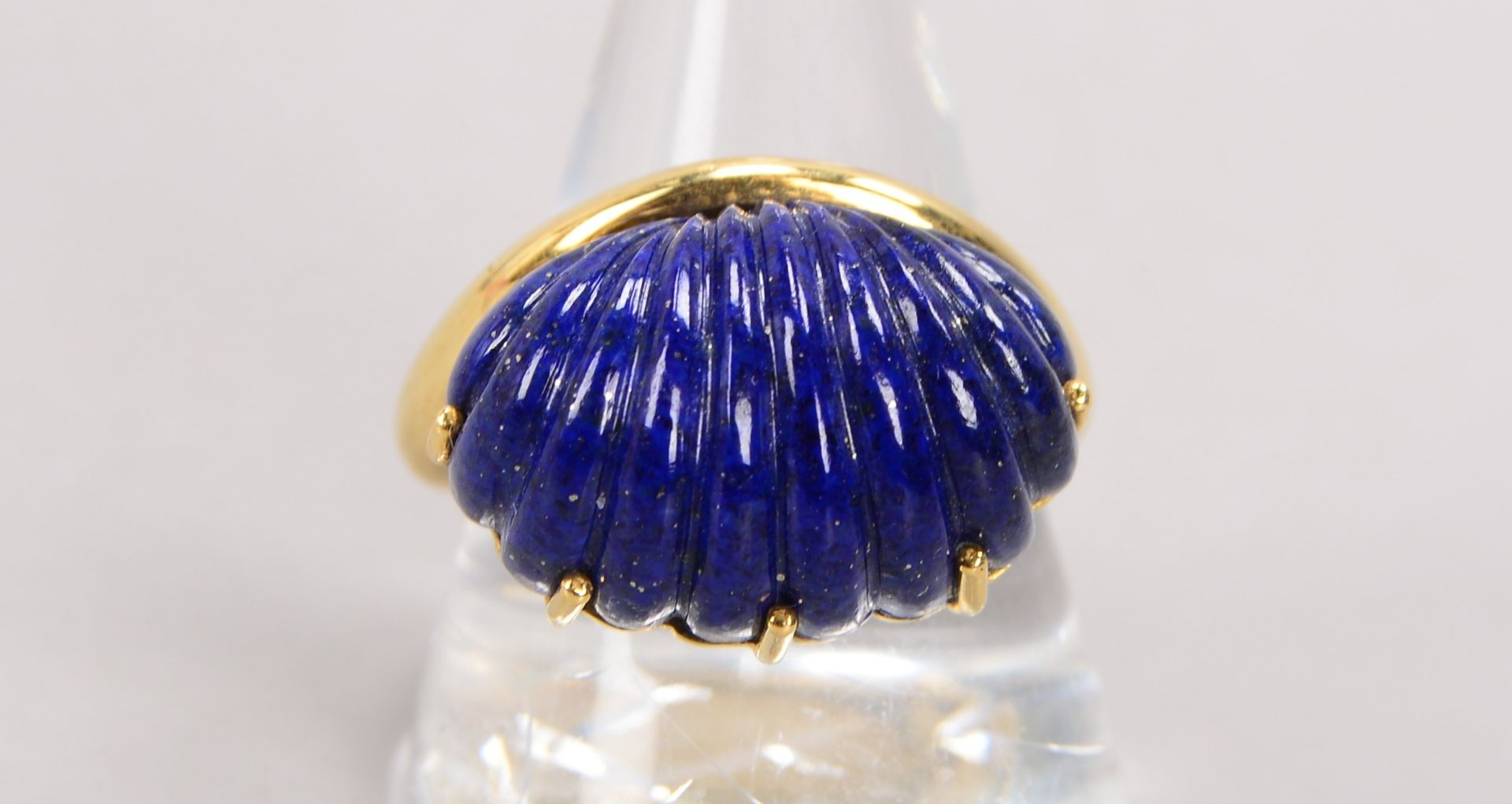 Ring, 585 GG, mit Lapislazuli-Besatz, Stein in Muschelform, mit Goldschmiedepunze(?)/monogrammiert(? - Image 2 of 2