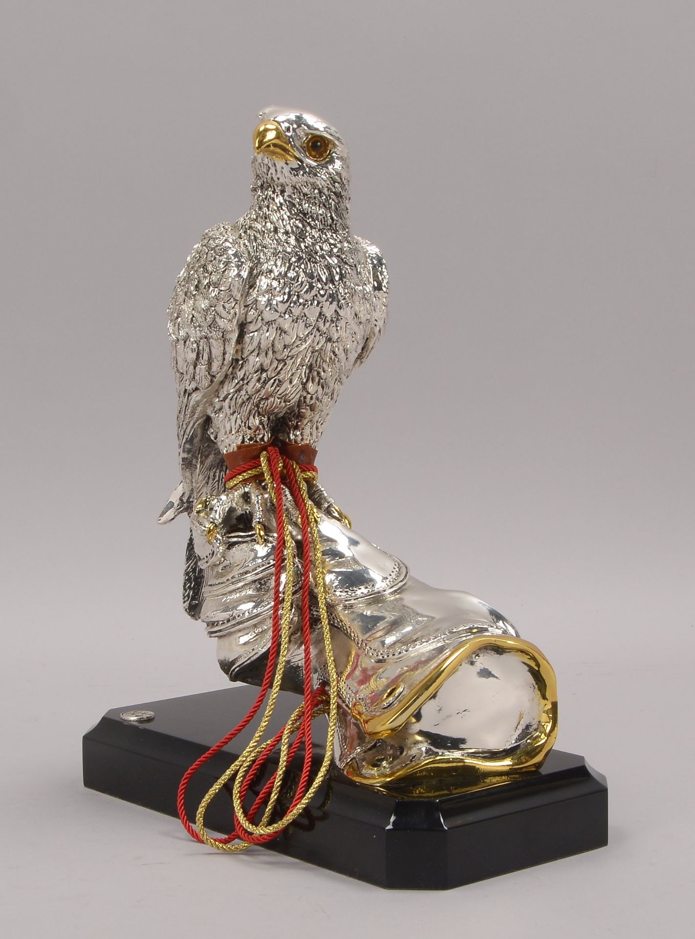 Soprani, L., Vogelskulptur, -Falke auf Falknerhandschuh-, 925 Silber-Ummantelung, Figur auf Holzsock