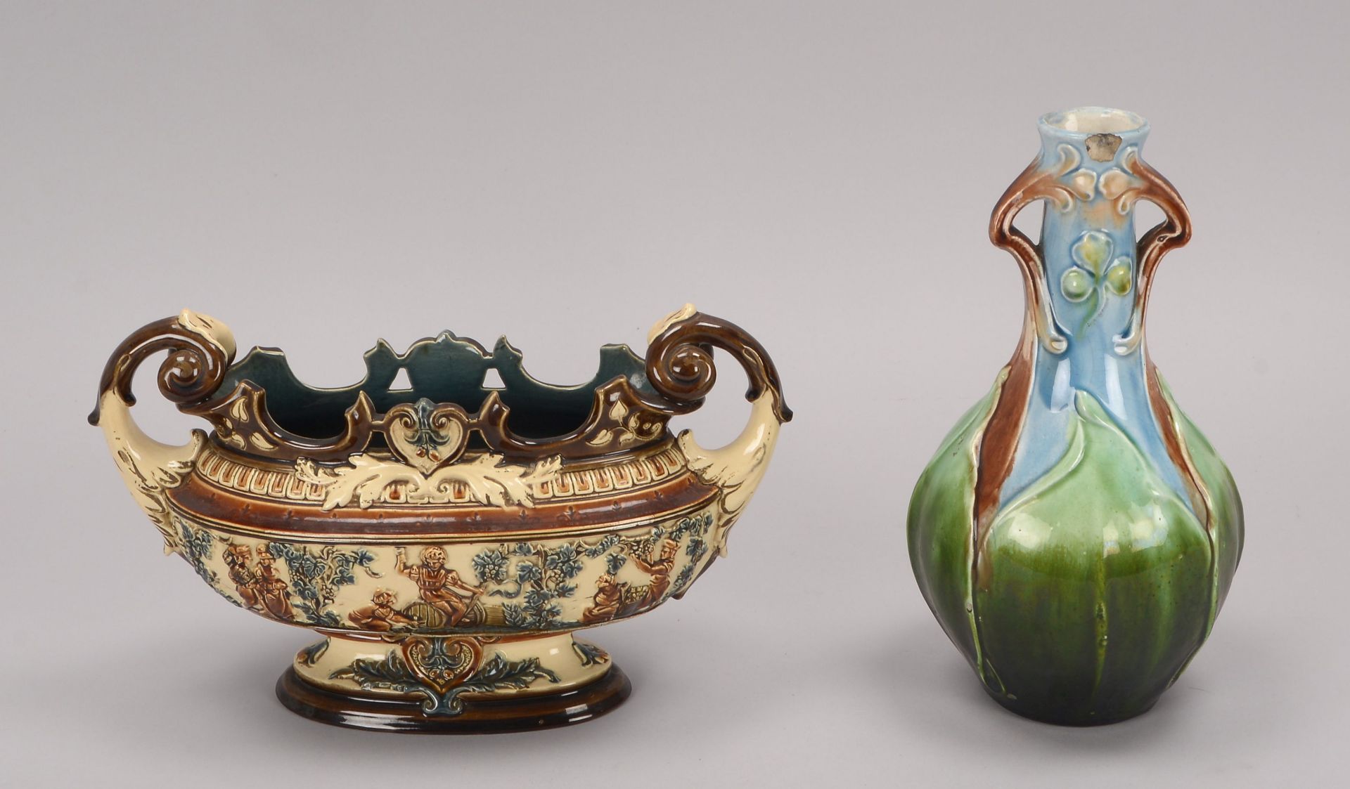 2 Keramikgefaesse: 1 Jardiniere (Historismus), Hoehe 19 cm, Laenge 30 cm, Tiefe 14 cm, und 1 Vase, H - Image 2 of 3