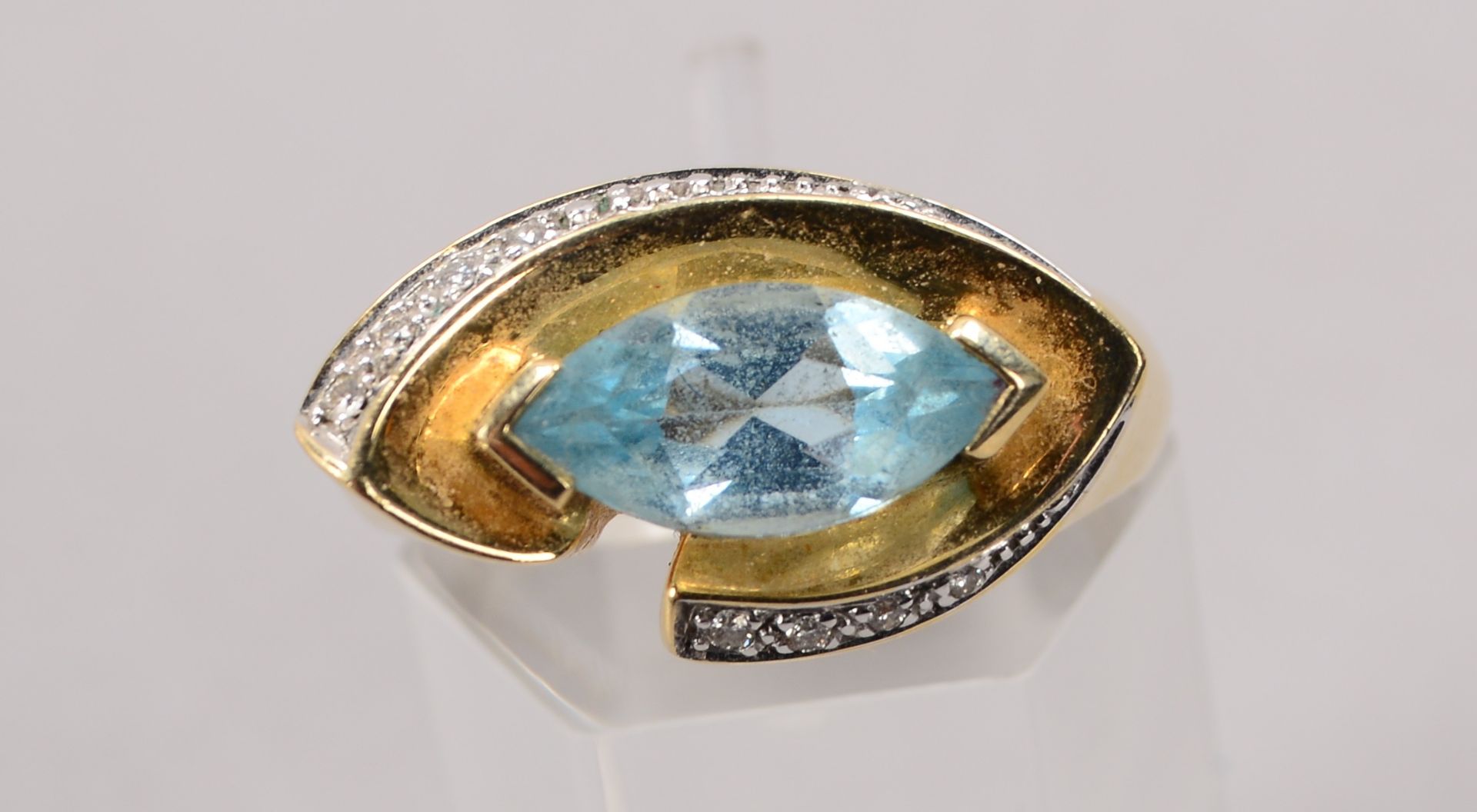 Ring, 585 GG, besetzt mit einzelnem Blautopas, Stein im Navetteschliff, und mit Bgeleitdiamanten/zus - Image 2 of 2