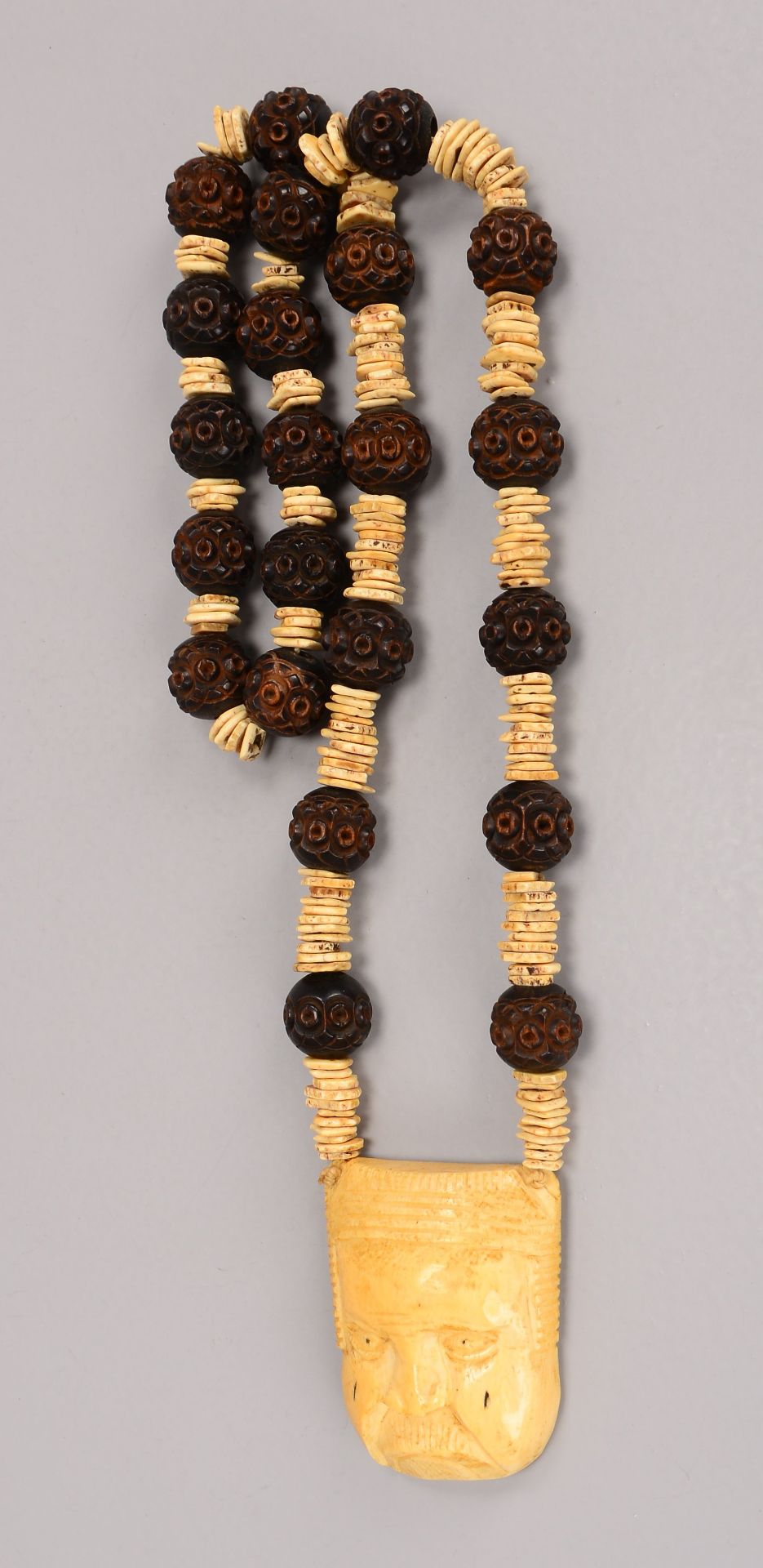 Ethnoschmuck (wohl Asien): Collier, Kugeln aus beschnitztem Ebenholz, mit Zwischenscheiben aus Strau