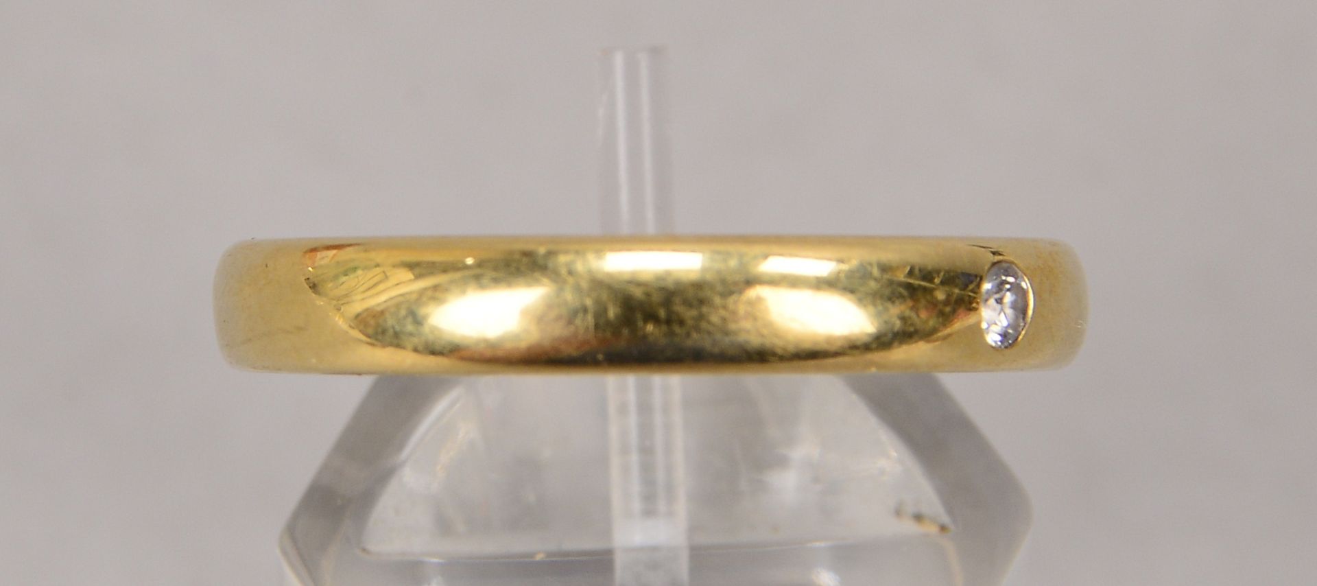 Ring, 585 GG (gez.), mit einzelnem kleinem Diamant von 0,04 ct, RG 61, Gewicht 5,50 g - Bild 2 aus 2