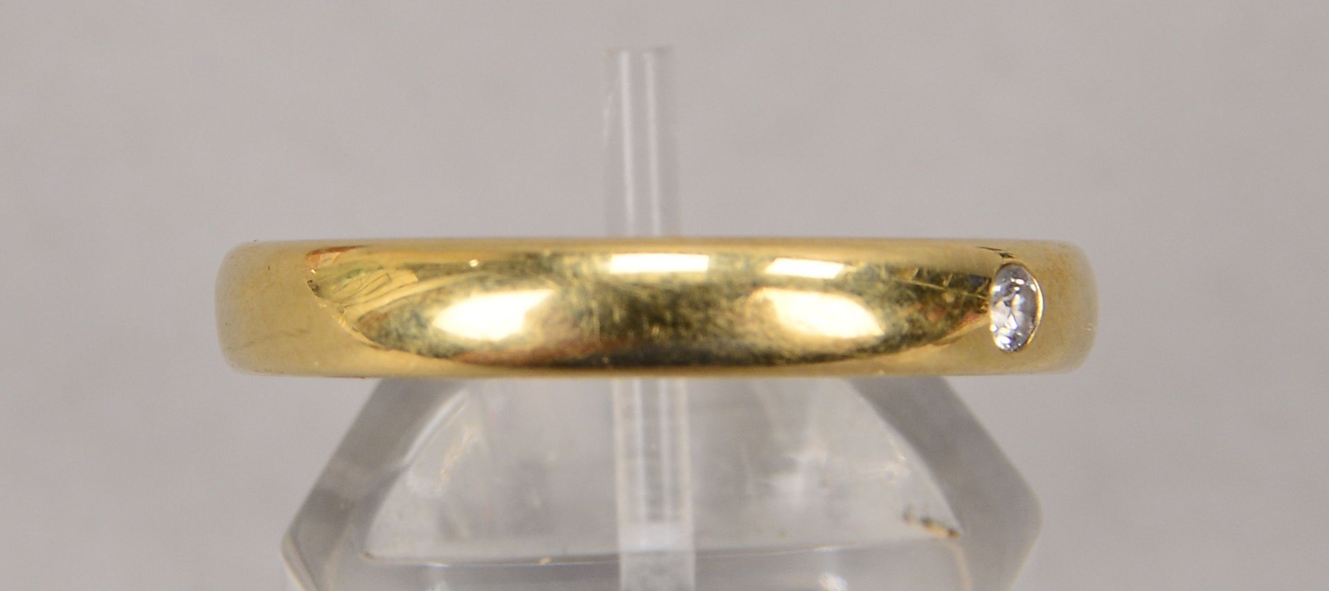 Ring, 585 GG (gez.), mit einzelnem kleinem Diamant von 0,04 ct, RG 61, Gewicht 5,50 g - Image 2 of 2