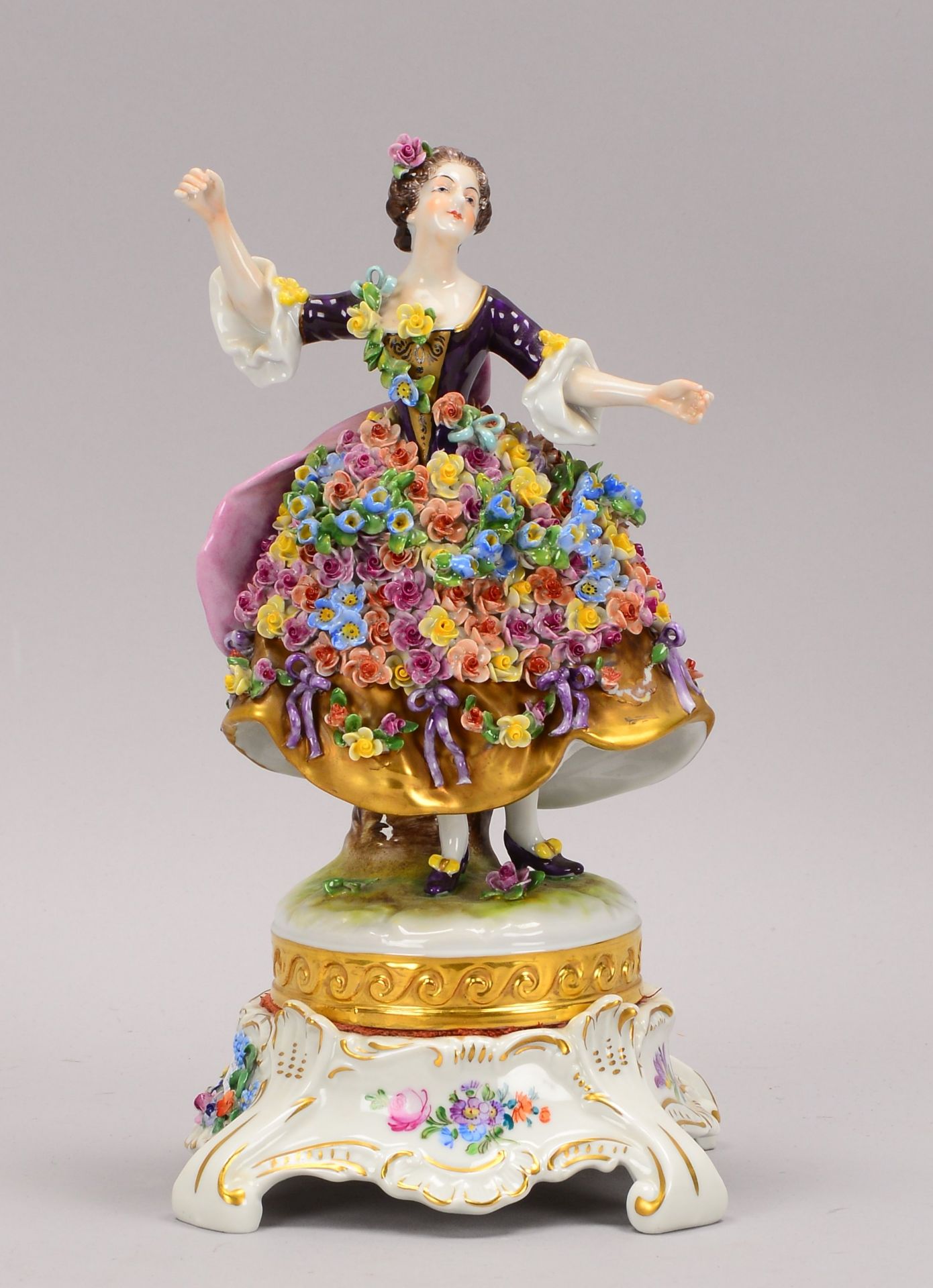 Volkstedter Porzellanmanufaktur, -Taenzerin im Blumenkleid-, Figur auf Dresdner Porzellansockel, Ho